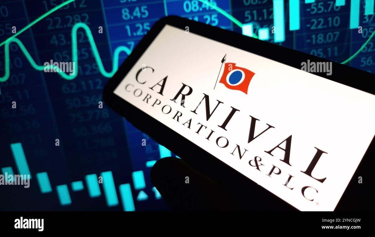 Konskie, Polen – 24. November 2024: Logo der Carnival Corporation auf dem Mobiltelefon Stockfoto