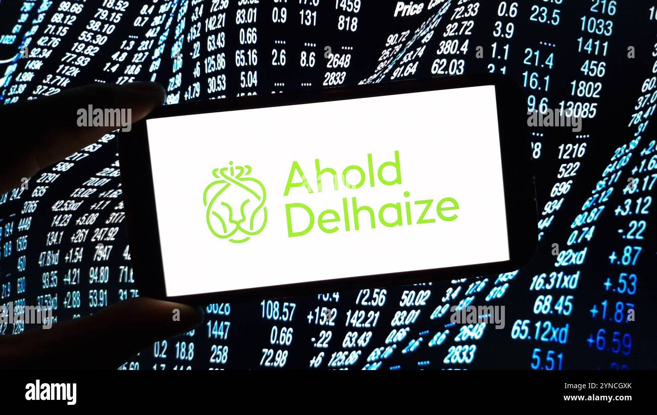 Konskie, Polen – 24. November 2024: Das Firmenlogo von Ahold Delhaize wird auf dem Mobiltelefon angezeigt Stockfoto