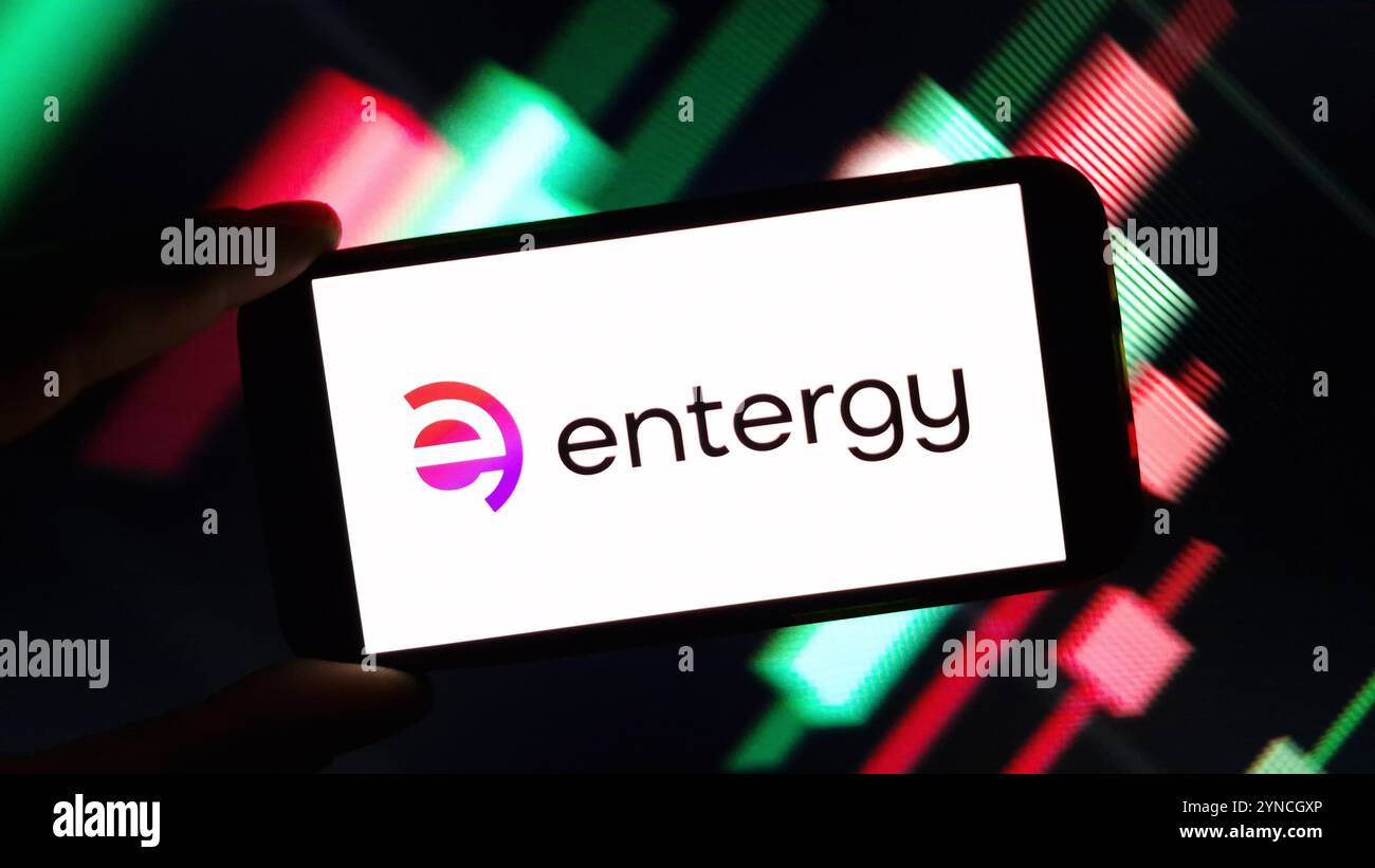 Konskie, Polen – 24. November 2024: Das Firmenlogo von Entergy wird auf dem Mobiltelefon angezeigt Stockfoto