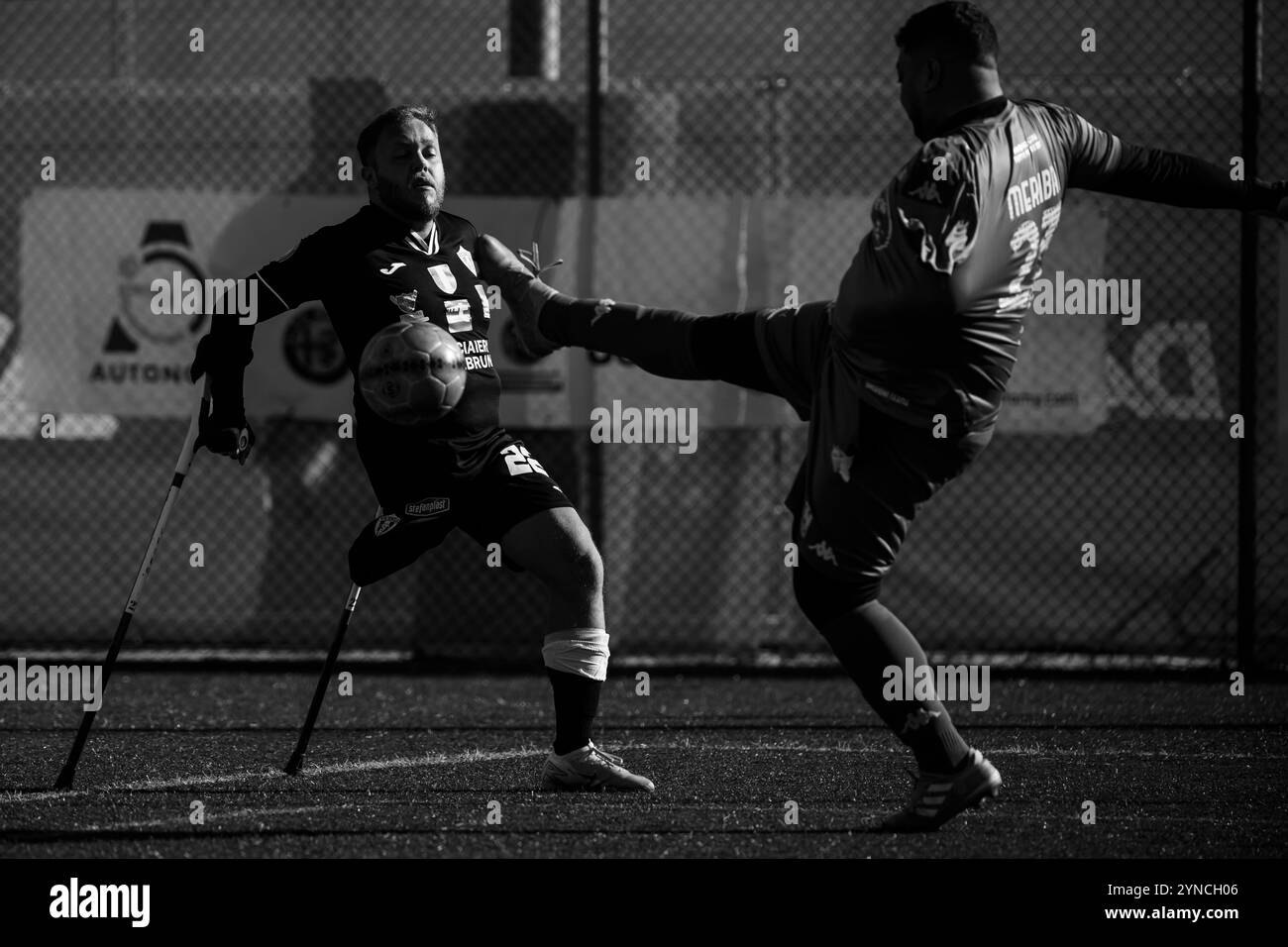 Lorenzo Bulloni aus Vicenza und Ammar Meribai aus Insuperabili treten um den Ball beim Spiel der italienischen amputierten Fußball-Meisterschaft zwischen Vicenza Calcio Amputati und Insuperabili im Centro sportivo Dabliu in Rom (Italien) am 24. November 2024 an. Die Bilder wurden in Schwarz-weiß umgewandelt, unter Beachtung der deontologischen Regeln des Fotojournalismus. Stockfoto