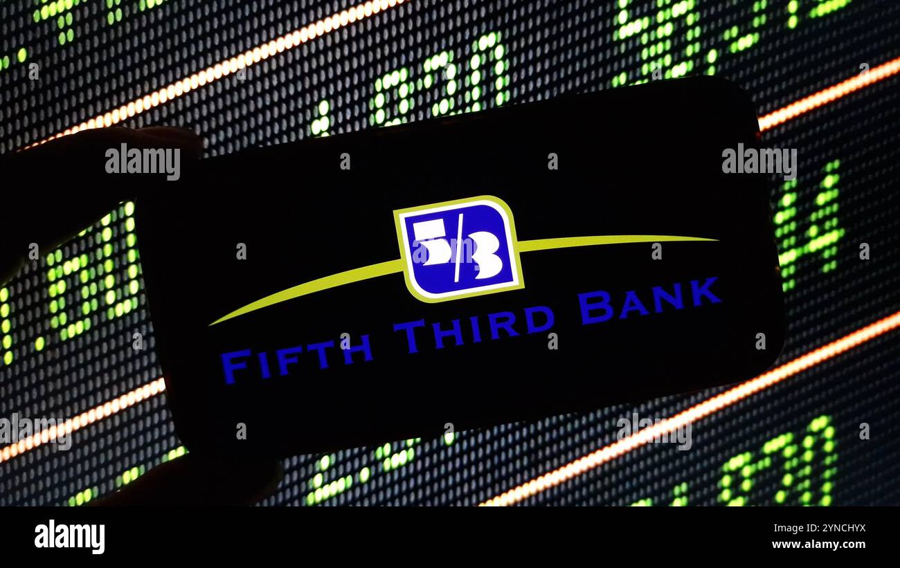 Konskie, Polen - 24. November 2024: Logo der fünften Third Bank auf dem Mobiltelefon Stockfoto Konskie, Polen - 24. November 2024: Logo der fünften Third Bank auf dem Mobiltelefon Stockfoto
