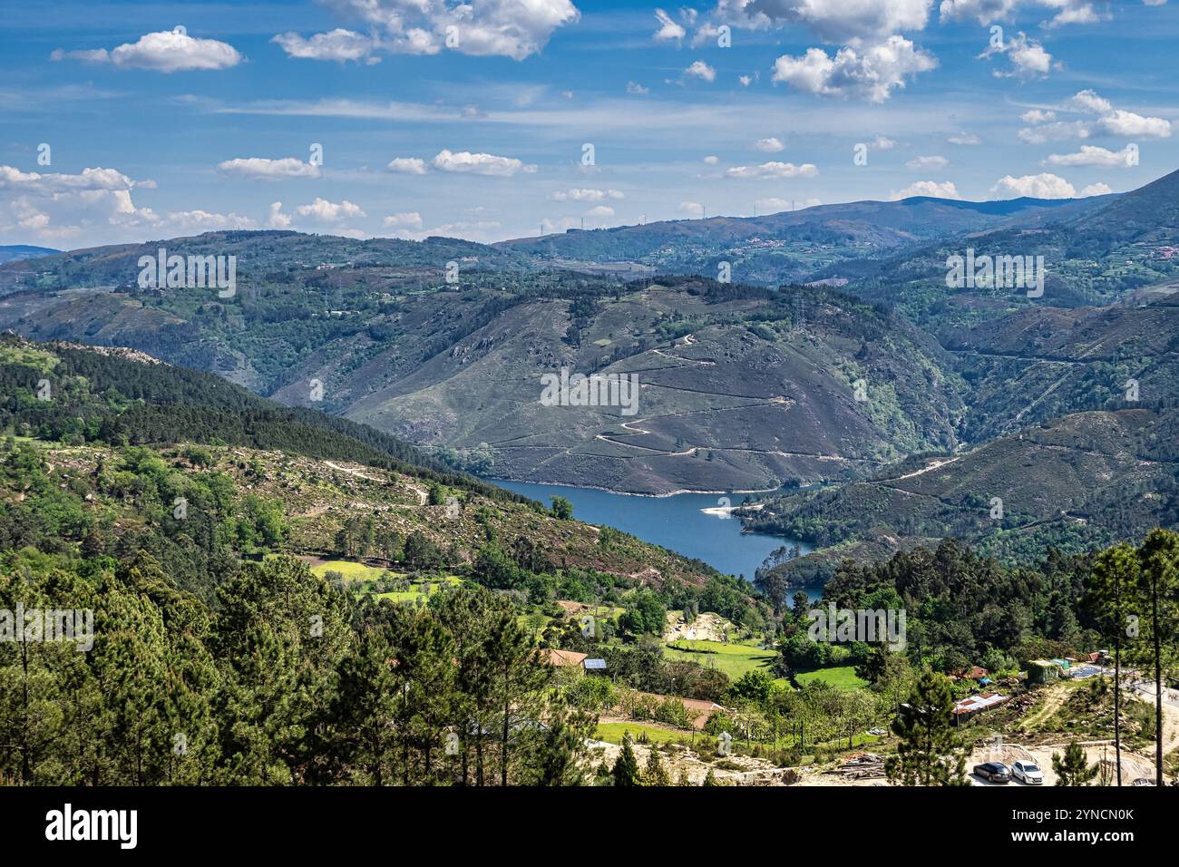 Blick vom Aussichtspunkt Fafiao auf der Spitze der Gemeinde Cabril in der Gemeinde Montalegre mit Blick auf das Geres-Tal, den Salamonde-Damm und den Fluss Portu Stockfoto