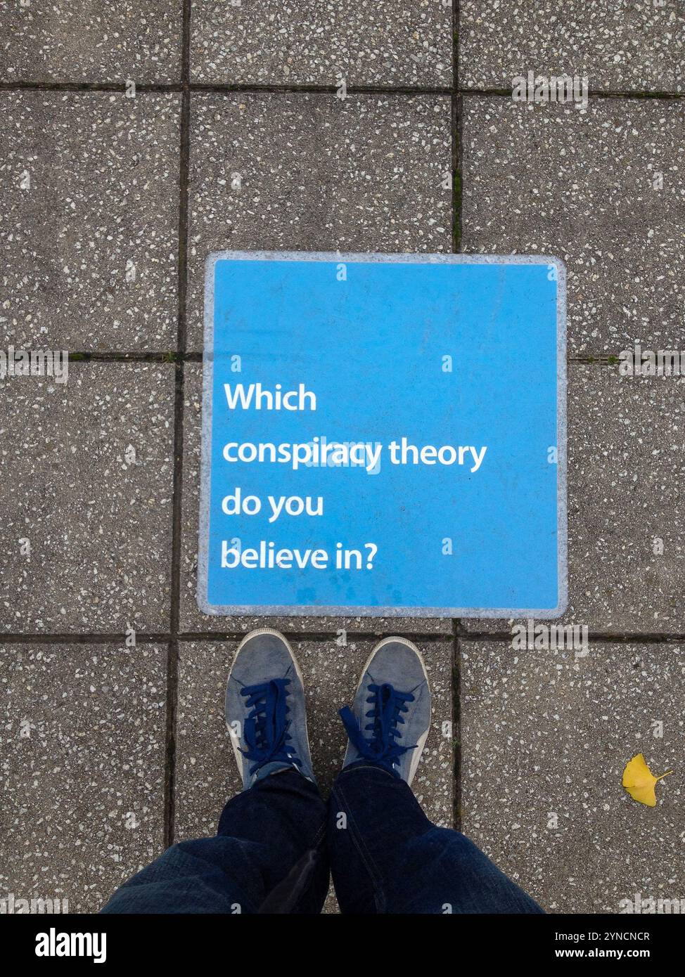 London, Großbritannien - 01. September 2019 - Ein Schild auf dem Bürgersteig, das zum Thema Verschwörungstheorien fragt Stockfoto