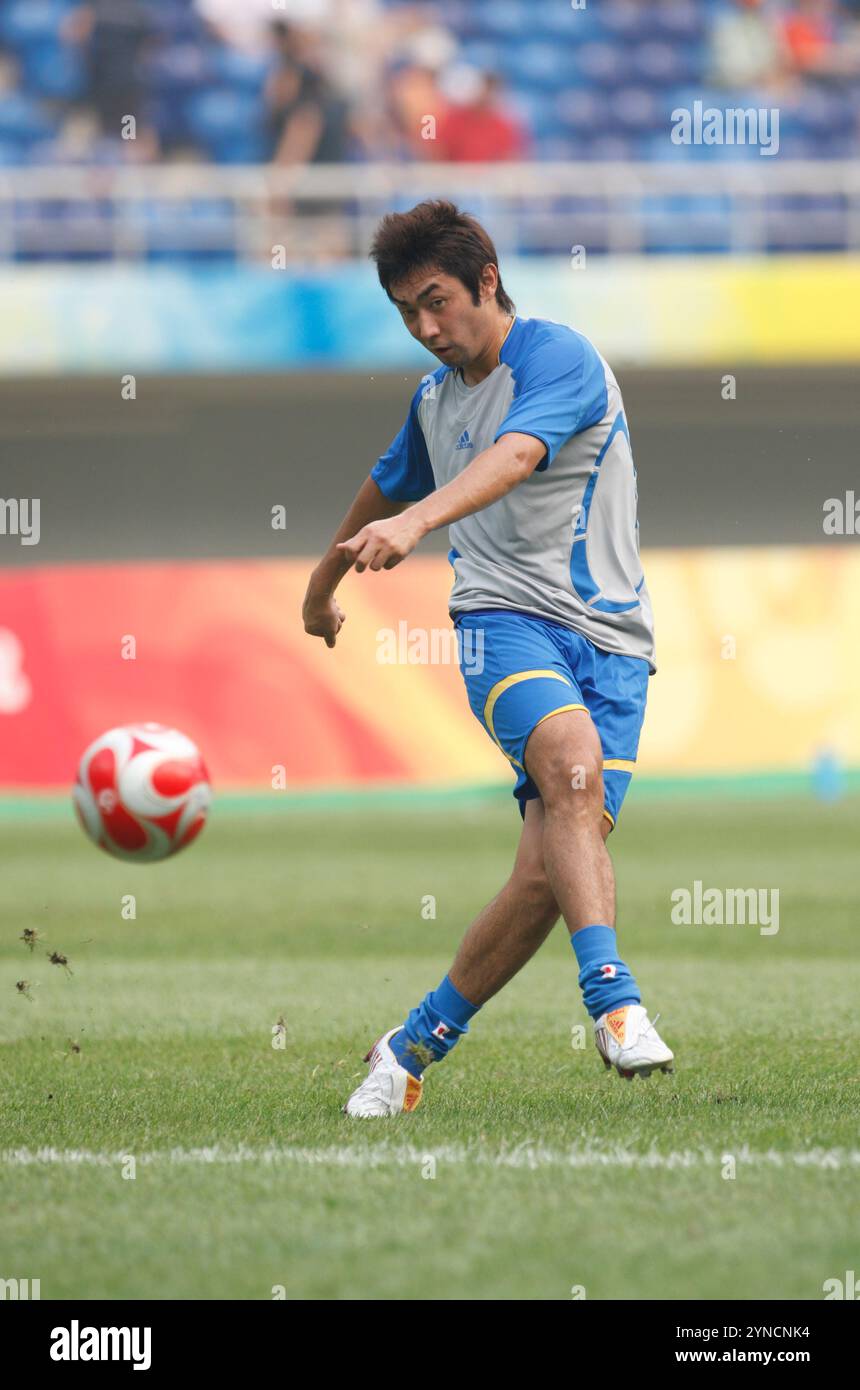 TIANJIN, CHINA – 7. AUGUST: Yohei Kajiyama aus Japan wärmt sich vor einem Spiel der Gruppe B beim Fußballturnier der Olympischen Spiele in Peking am 7. August 2008 in Tianjin auf. Nur redaktionelle Verwendung. (Foto: Jonathan Paul Larsen / Diadem Images) Stockfoto