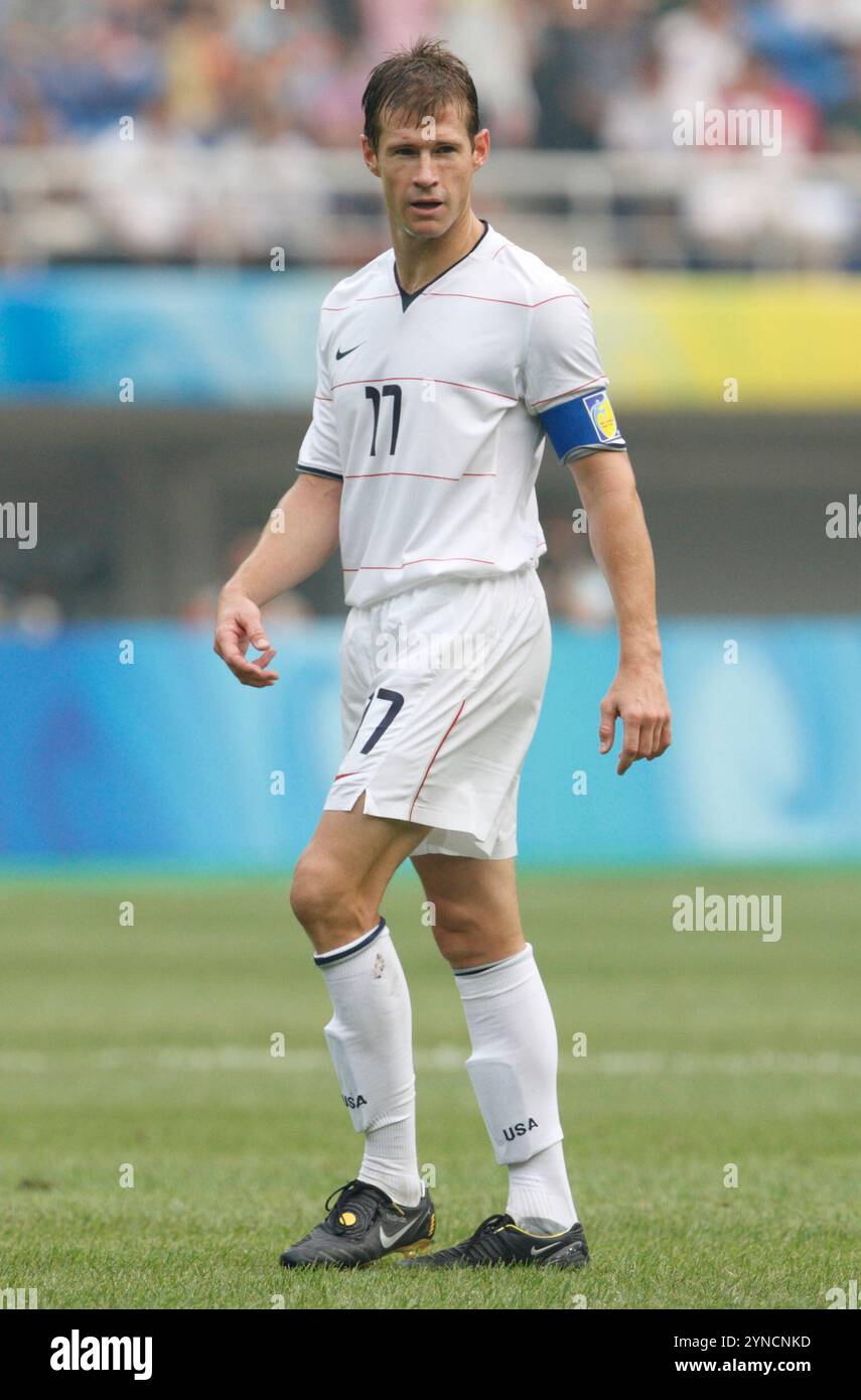 TIANJIN, CHINA - 7. AUGUST: Mannschaftskapitän Brian McBride aus den Vereinigten Staaten in Aktion während eines Gruppenspiels gegen Japan beim Fußballturnier der Olympischen Spiele in Peking am 7. August 2008 in Tianjin, China. Nur redaktionelle Verwendung. (Foto: Jonathan Paul Larsen / Diadem Images) Stockfoto