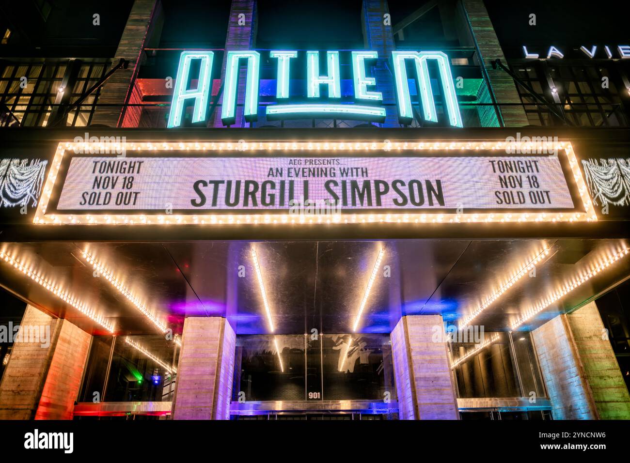 The Anthem Concert Venue Sturgill Simpson Marquee Washington DC // WASHINGTON DC – das beleuchtete Festzelt der Anthem wirbt für „A Night with Sturgill Simpson“ im Wharf Development in Southwest DC. Das Konzert mit 6.000 Teilnehmern wurde 2017 von I.M.P. Productions als Unterhaltungsziel an der Wharf eröffnet. Stockfoto