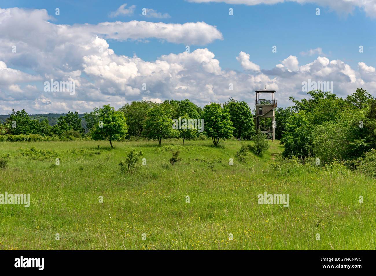 Aussichtsturm des ehemaligen US-Militärstützpunkt Point India an der innerdeutschen Grenze bei Lüderbach, Ringgau, Hessen, Deutschland | ehemaliger US mi Stockfoto