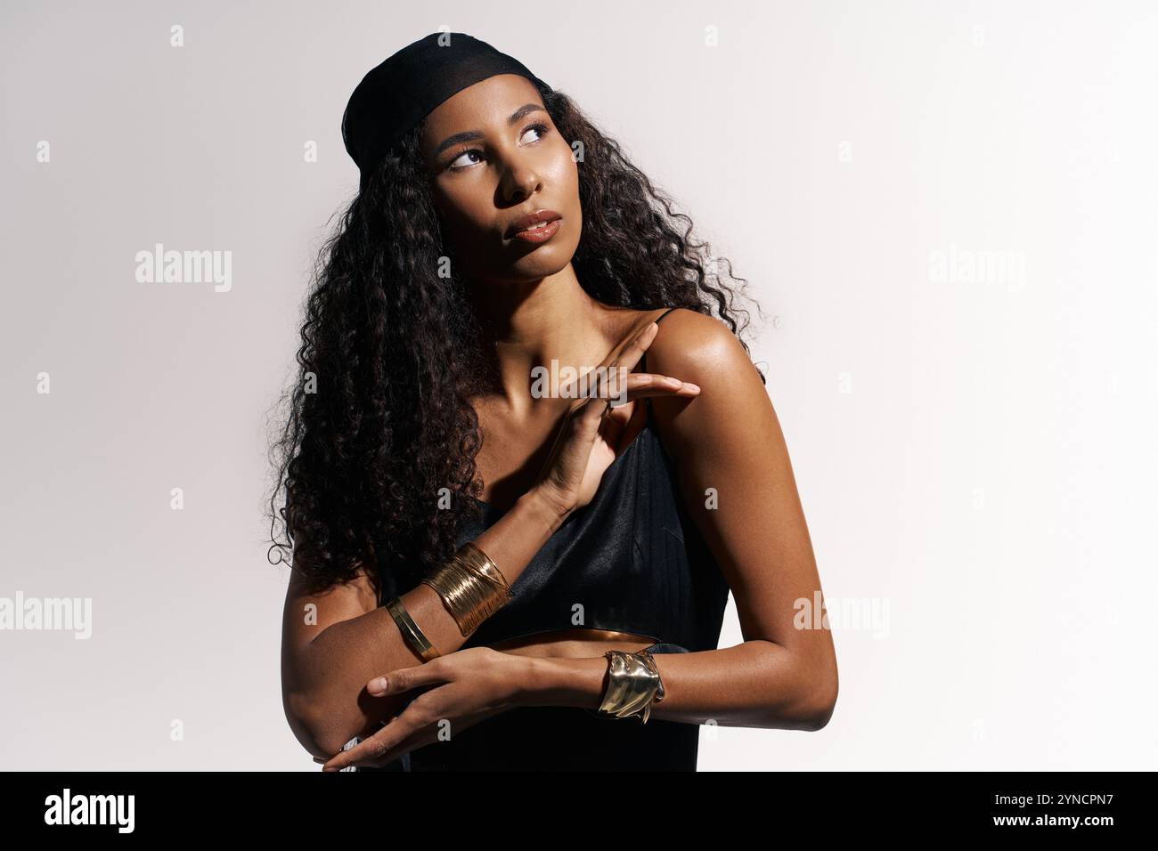 Eine atemberaubende Frau zeigt ihre Schönheit und Poesie in einer künstlerischen Darstellung, die Eleganz ausstrahlt. Stockfoto