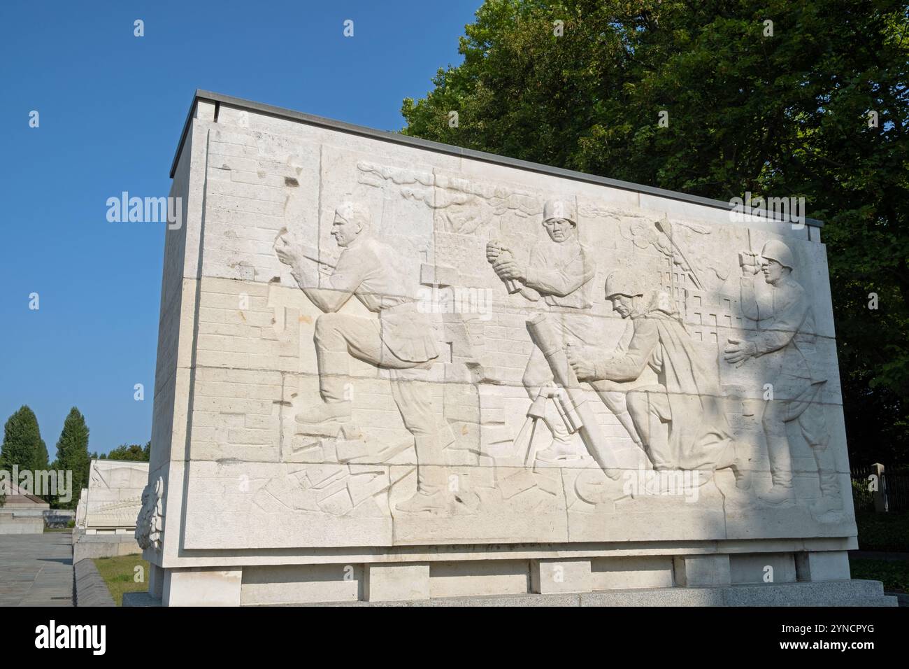 Einer von 16 Sarkophagen mit Reliefschnitzereien einer Kriegsszene. Sowjetisches Kriegsdenkmal, Treptower Park, Berlin, Deutschland. Stockfoto