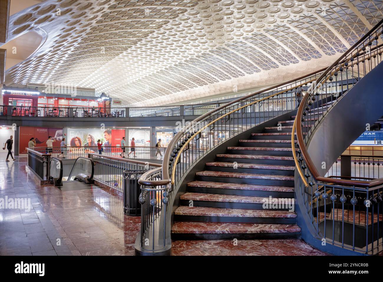 Union Station Main Concourse Washington DC // WASHINGTON DC – die Haupthalle der Union Station dient sowohl als Verkehrsknotenpunkt als auch als Einzelhandelsziel in der Hauptstadt des Landes. Nach der Renovierung im Jahr 1988 wurde dieser historische Raum in ein Einkaufs- und Restaurantziel verwandelt, während er seine Rolle als wichtiges Transitzentrum beibehielt. Die Halle verbindet die Haupthalle mit den Bahnsteigen und beherbergt zahlreiche Geschäfte und Restaurants. Stockfoto