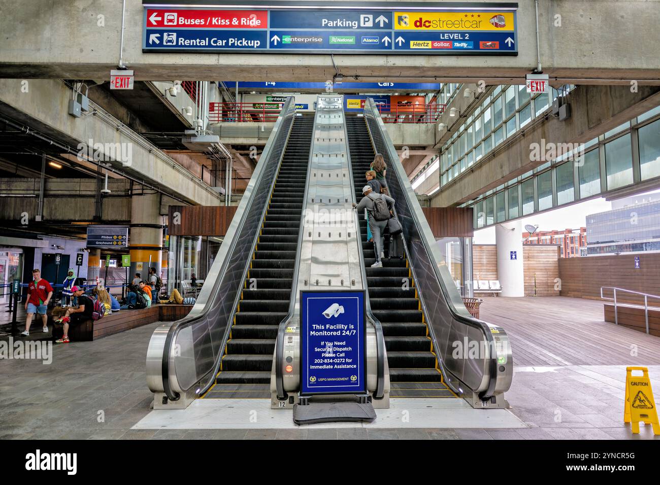 Union Station Rolltreppen Washington DC // WASHINGTON DC – Rolltreppen verbinden die verschiedenen Ebenen der Union Station und bieten Zugang zwischen der Haupthalle, dem Busbahnhof und dem Parkhaus. Diese modernen Verkehrselemente wurden im Rahmen der umfassenden Sanierung des historischen Bahnhofs in den 1980er Jahren hinzugefügt Die Rolltreppen erleichtern den Transport von Tausenden von Pendlern und Touristen täglich durch diesen wichtigen Verkehrsknotenpunkt. Stockfoto