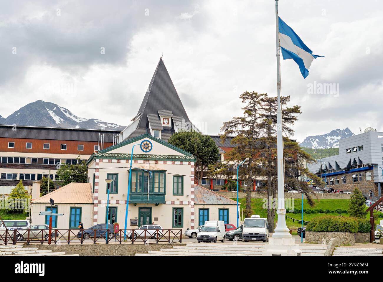 Tierra del Fuego Argentinien // USHUAIA, Argentinien - die südlichste Stadt der Welt liegt zwischen den Martial Mountains und dem Beagle Channel in Tierra del Fuego. Ushuaia, bekannt als das „Ende der Welt“, ist ein wichtiges Tor für Antarktis-Expeditionen und Tourismus. Die farbenfrohen Gebäude der Stadt stehen im Kontrast zu den schneebedeckten Gipfeln, die ihre dramatische Kulisse bilden. Stockfoto