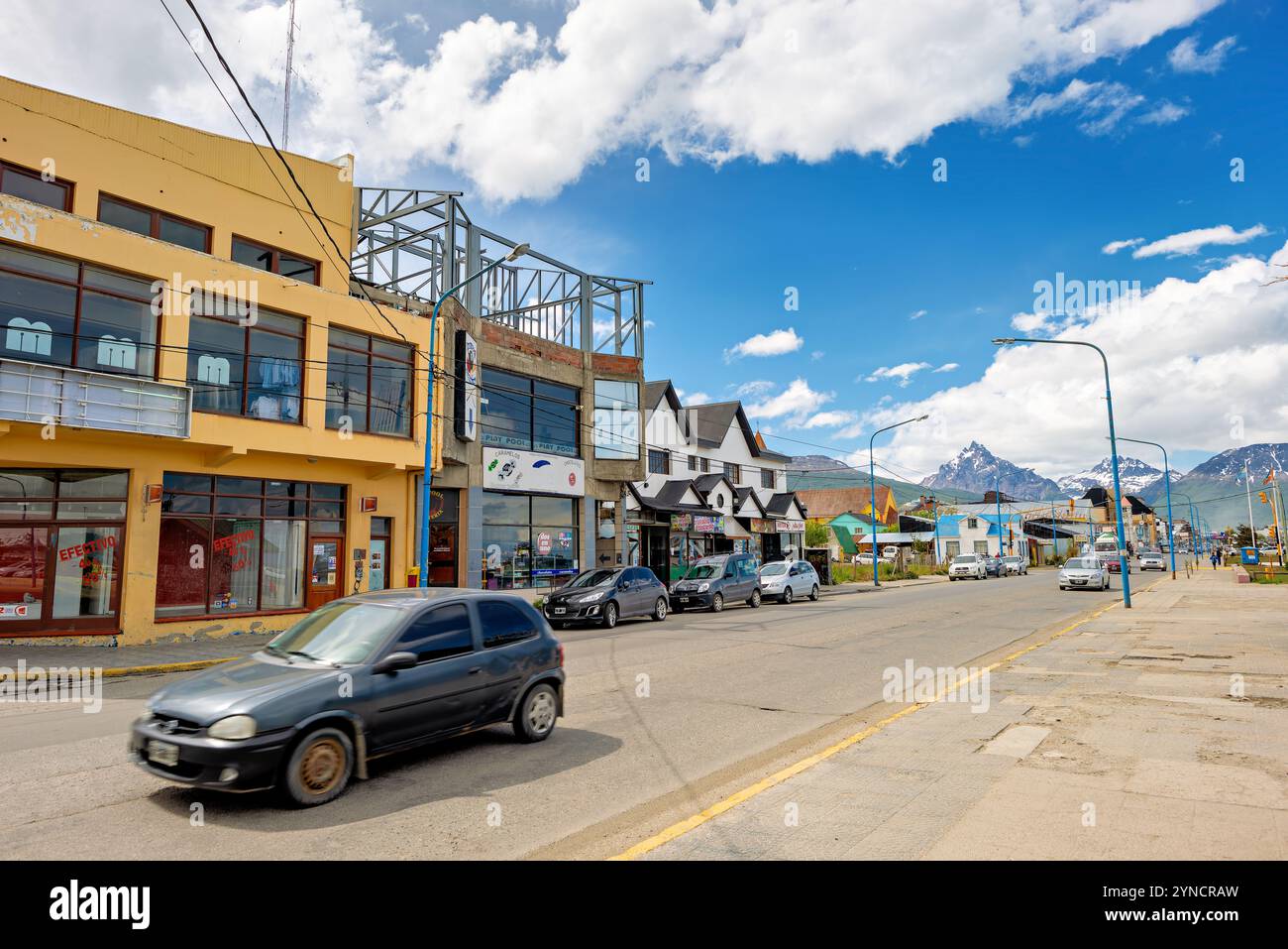 Tierra del Fuego Argentinien // USHUAIA, Argentinien - die südlichste Stadt der Welt liegt zwischen den Martial Mountains und dem Beagle Channel in Tierra del Fuego. Ushuaia, bekannt als das „Ende der Welt“, ist ein wichtiges Tor für Antarktis-Expeditionen und Tourismus. Die farbenfrohen Gebäude der Stadt stehen im Kontrast zu den schneebedeckten Gipfeln, die ihre dramatische Kulisse bilden. Stockfoto