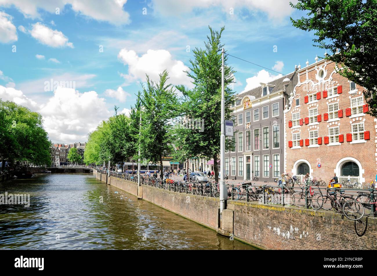 Amsterdam, Hauptstadt der Niederlande, verfügt über mehr als hundert Kilometer Grachten (Kanäle), etwa 90 Inseln und 1.500 Brücken. Stockfoto