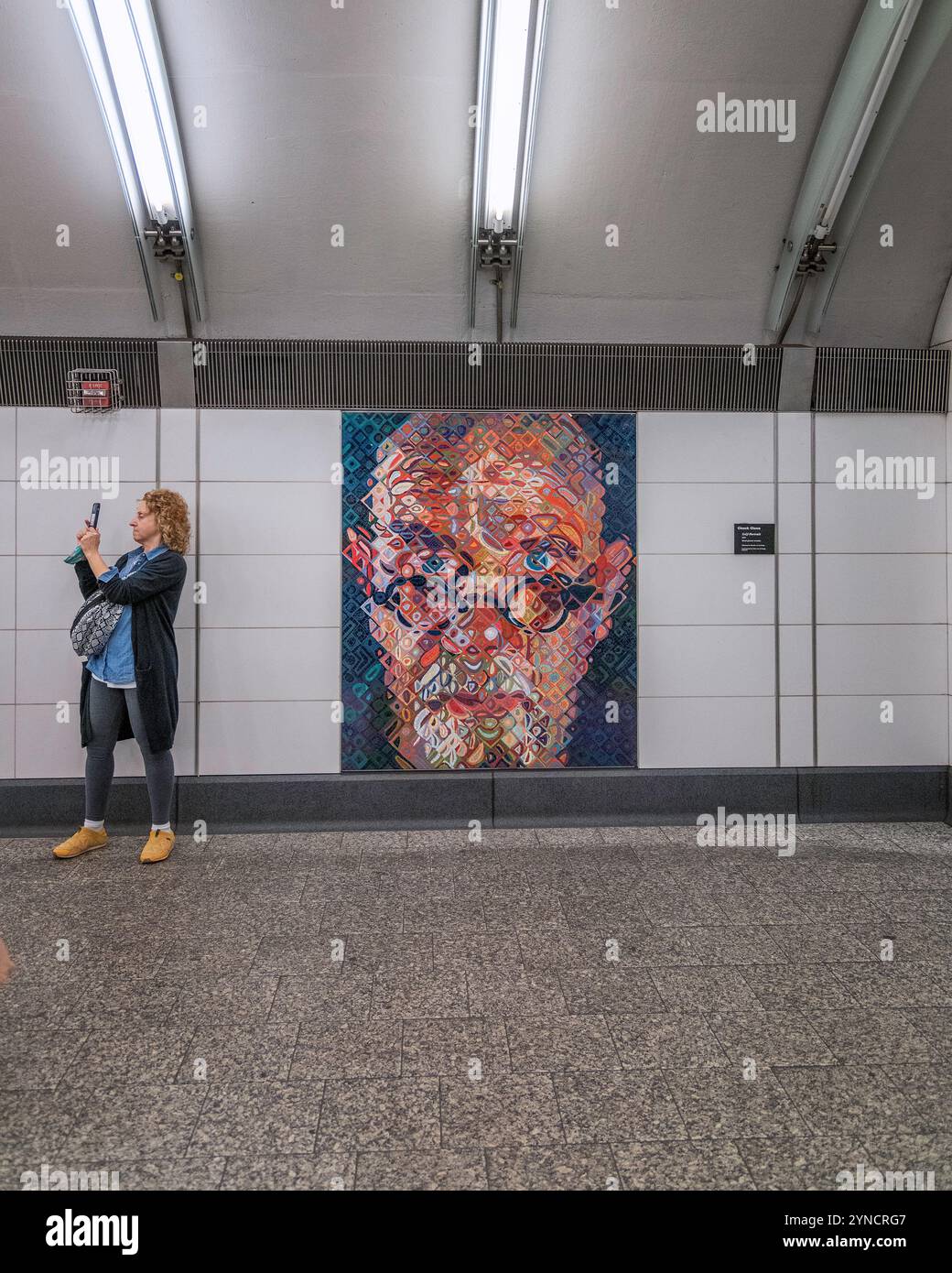 New York, New York, USA – 30. Oktober 2024: „Subway Portraits“ des Künstlers Chuck Close an der 2nd Avenue U-Bahn-Station New York, New York, USA. Die Pel Stockfoto