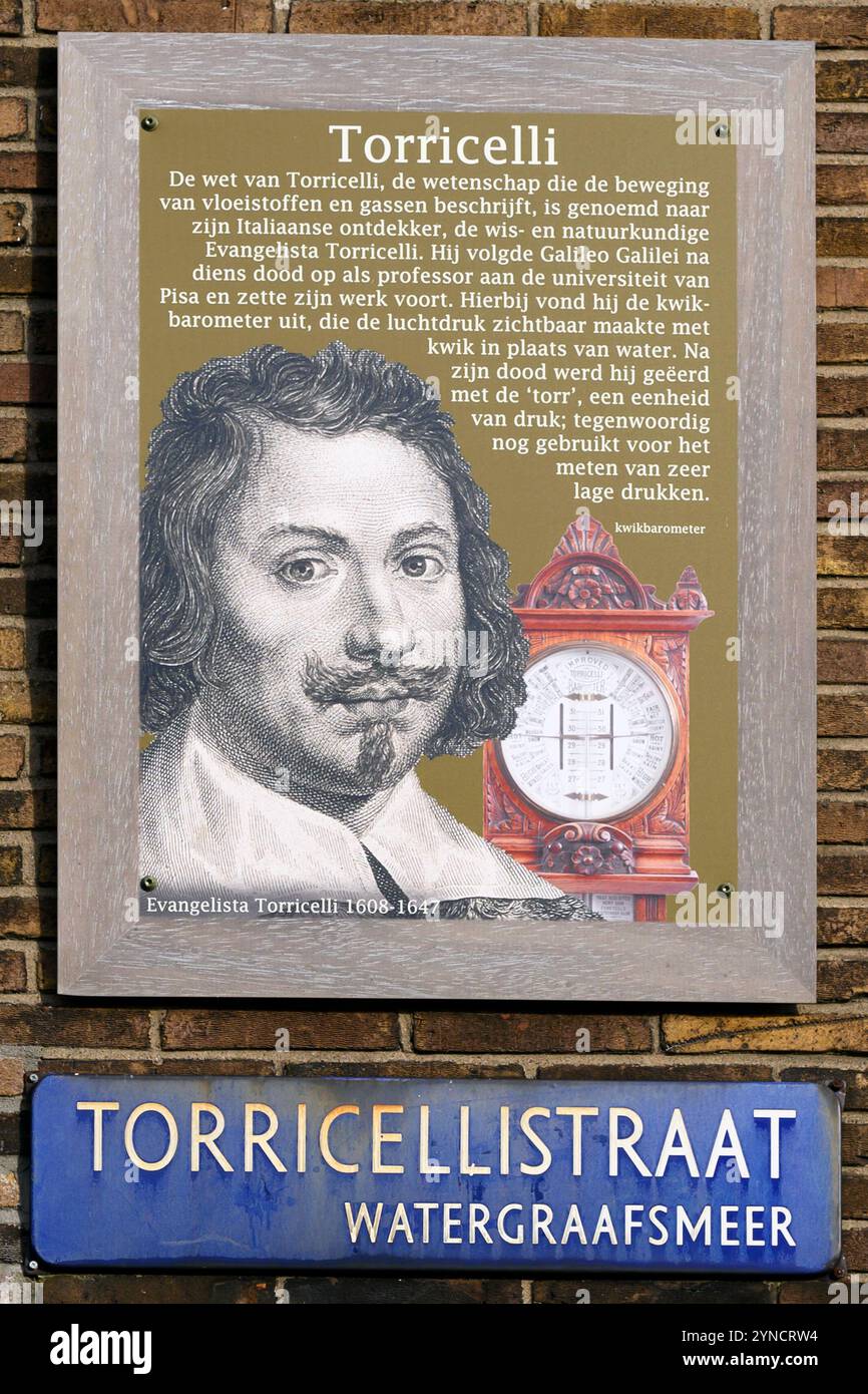 Torricellistraat, Amsterdamer Straßenschild mit Informationstafel über den italienischen Physiker und Mathematiker Evangelista Torricelli Stockfoto