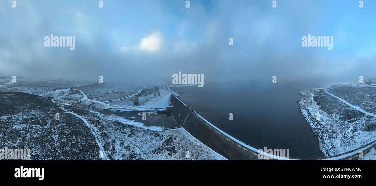 Cow Green Dam Teesdale, Winter Schnee & Nebel Panorama Stockfoto