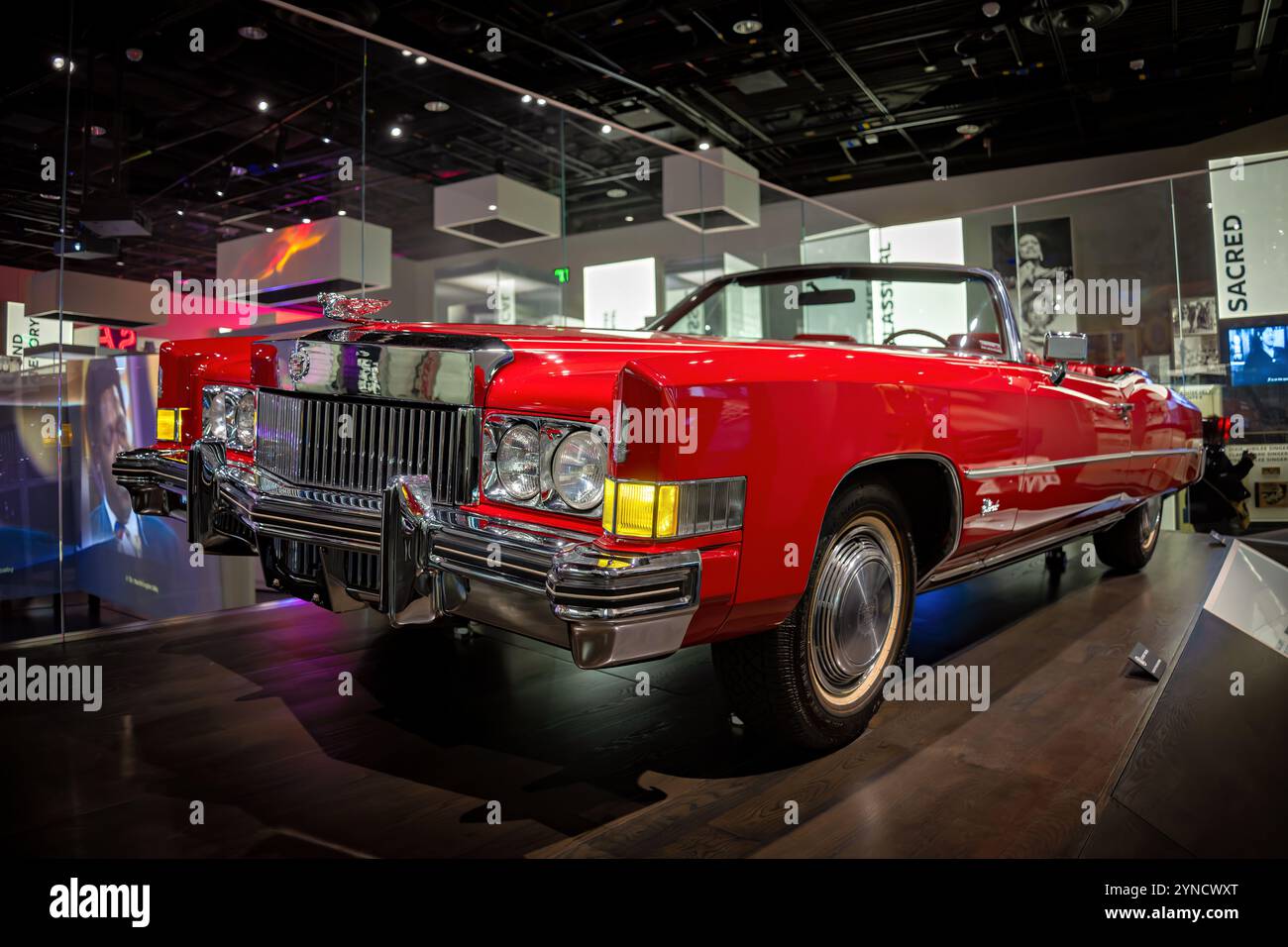 Chuck Berry 1973 Cadillac NMAAHC Washington DC // WASHINGTON DC – Chuck Berry's 1973 Cadillac steht als Symbol für musikalische Leistung und Bürgerrechtsfortschritt im National Museum of African American History and Culture. Das Fahrzeug, Teil von Berrys persönlicher Flotte, wurde in der Dokumentation Hail! Hallo! Rock and Roll!“ Als er es auf der Bühne im Fox Theater in St. Louis fuhr. Das Fox Theater hatte Berry zuvor aufgrund von Segregation den Zutritt verweigert, was das Erscheinungsbild des Wagens dort besonders bedeutsam machte. Stockfoto
