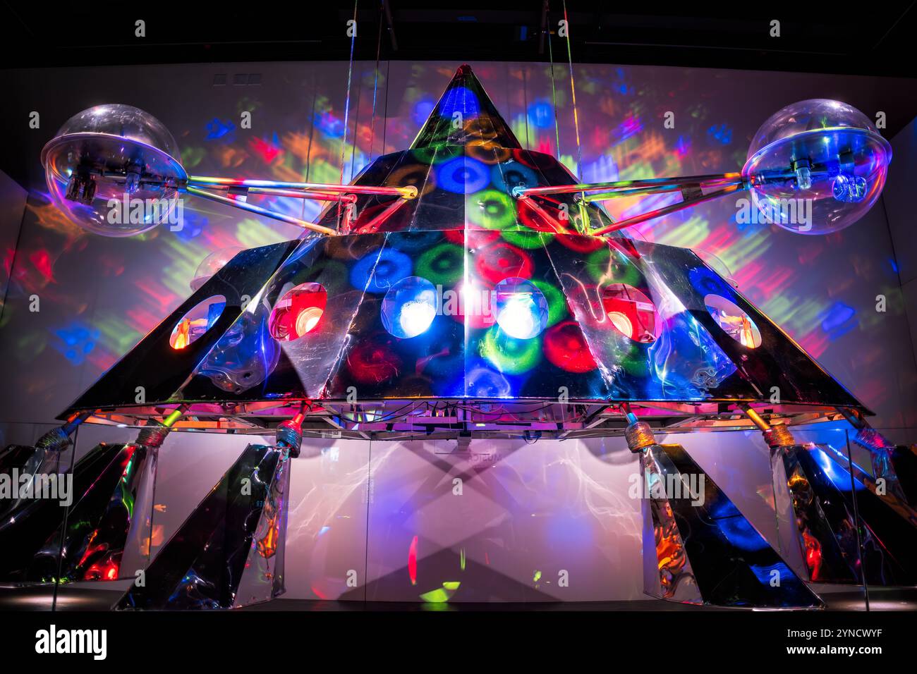 P-Funk Mothership NMAAHC Washington DC // WASHINGTON DC — das P-Funk Mothership, eine legendäre Requisite aus Parliament-Funkadelic-Aufführungen, steht als Eckpfeiler im National Museum of African American History and Culture. Dieses legendäre Raumschiff symbolisierte die Befreiung durch Musik während P-Funk's bahnbrechenden Konzerten. Das Mutterschiff repräsentiert ein bedeutendes Stück afroamerikanischer Musik- und Kulturgeschichte und dient sowohl als spektakuläre Unterhaltung als auch als kraftvoller sozialer Kommentar. Stockfoto