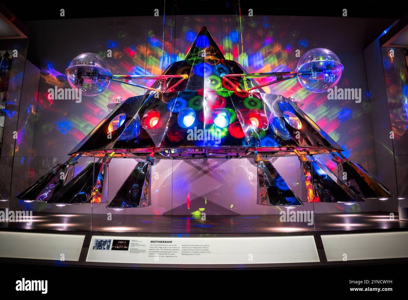 P-Funk Mothership National Museum of African American History Washington DC // WASHINGTON DC – das P-Funk Mothership, eine legendäre Bühnenrequisite aus Parliament-Funkadelic-Performances, steht als Eckpfeiler im National Museum of African American History and Culture. Dieses legendäre Raumschiff symbolisierte die Befreiung durch Musik während P-Funk's bahnbrechenden Konzerten. Das Mutterschiff repräsentiert ein bedeutendes Stück afroamerikanischer Musik- und Kulturgeschichte und dient sowohl als spektakuläre Unterhaltung als auch als kraftvoller sozialer Kommentar. Stockfoto