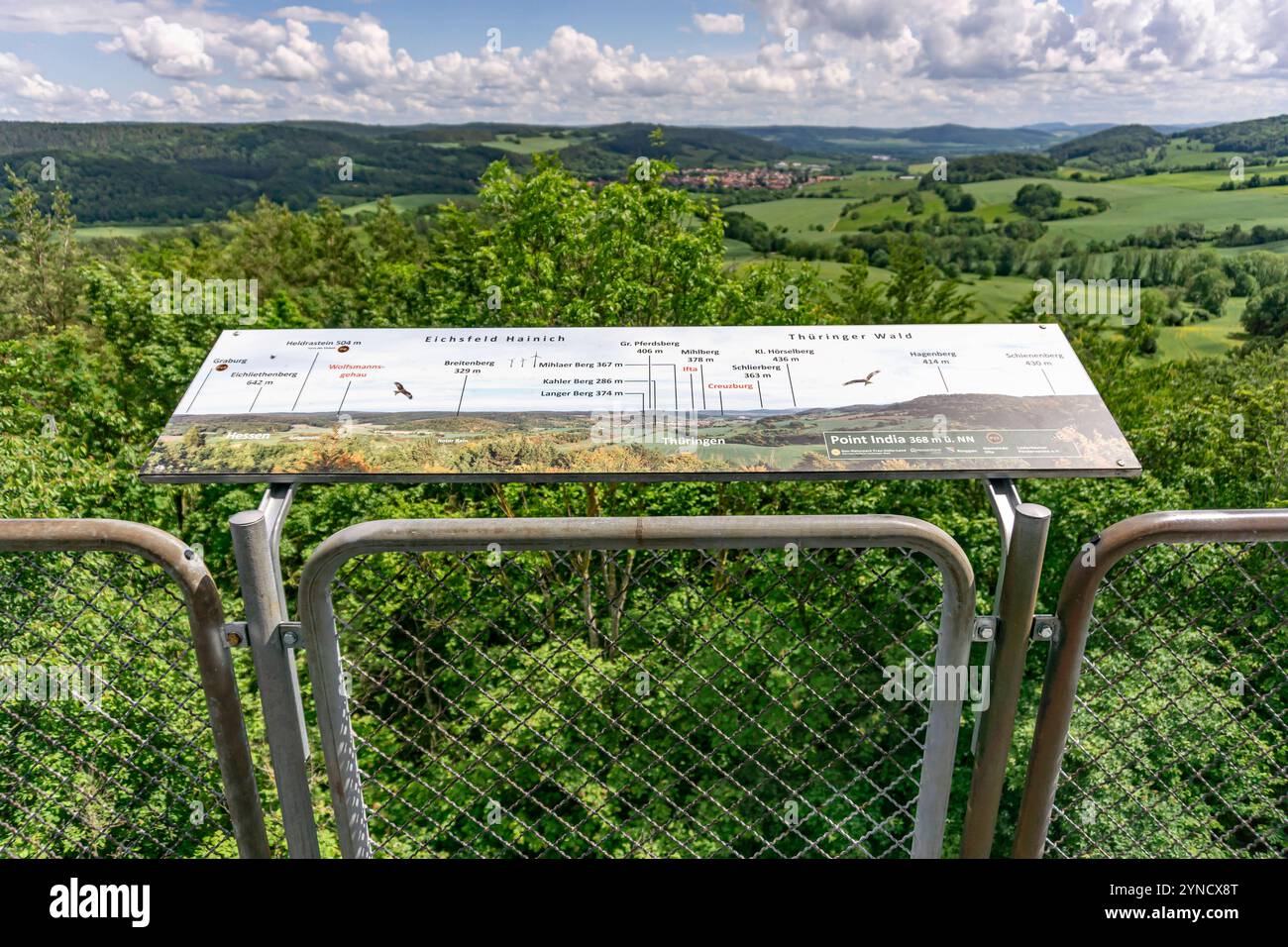 Aussichtsturm Point India Blick vom Aussichtsturm des ehemaligen US-Militärstützpunkt Point India an der innerdeutschen Grenze bei Lüderbach, Ringgau, Stockfoto