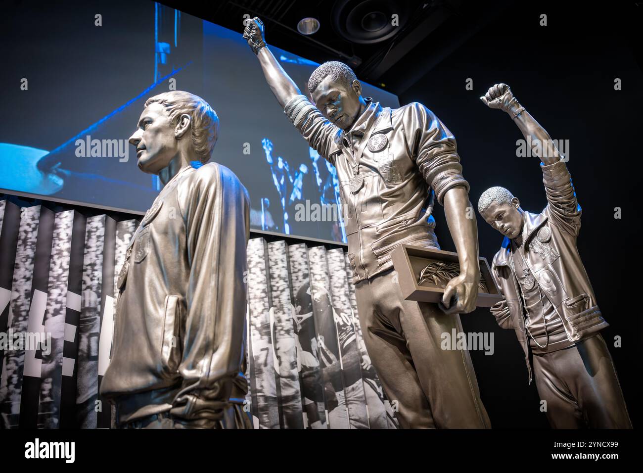 Tommie Smith John Carlos Statue NMAAHC Washington DC // WASHINGTON DC – Statuen stellen den ikonischen Olympischen Protest von Tommie Smith und John Carlos aus dem Jahr 1968 im National Museum of African American History and Culture nach. Die Ausstellung in The Sports: Levelling the Playing Field Gallery erinnert an ihren Black Power-Gruß während der Medaillenzeremonie bei den Olympischen Spielen in Mexiko-Stadt, an der Seite des australischen Silbermedaillen Peter Norman. Stockfoto