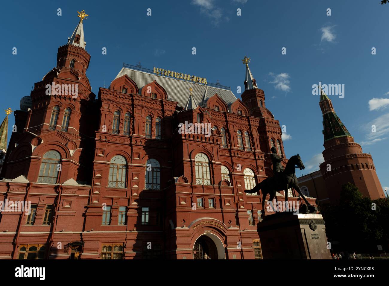 Moskau, Russland - 16. August 2024: Das große Gebäude des Moskauer Historischen Museums auf dem Roten Platz, eine atemberaubende Darstellung der russischen Architektur mit Vibran Stockfoto