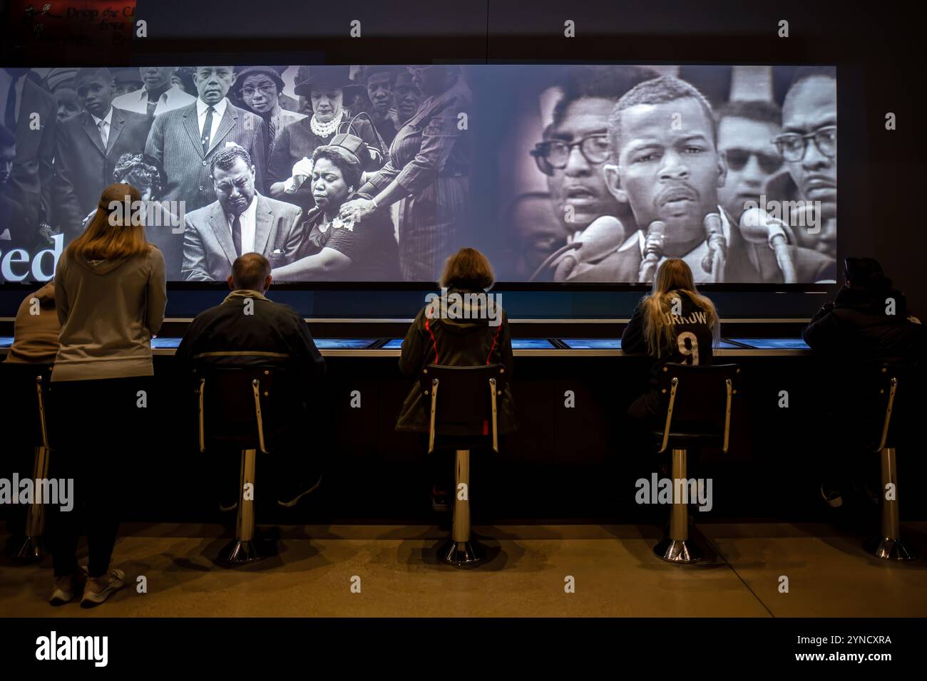 National Museum of African American History Lunch Counter Exhibit Washington DC // WASHINGTON DC — das National Museum of African American History and Culture zeigt eine Ausstellung zum Mittagessen an den Greensboro-Sit-ins von 1960, in denen afroamerikanische Studenten gegen Segregation bei Woolworth protestierten Die interaktive Ausstellung ermöglicht es den Besuchern, wichtige Momente der Bürgerrechtsbewegung und die Taktik gewaltfreier Proteste zu erkunden. Stockfoto