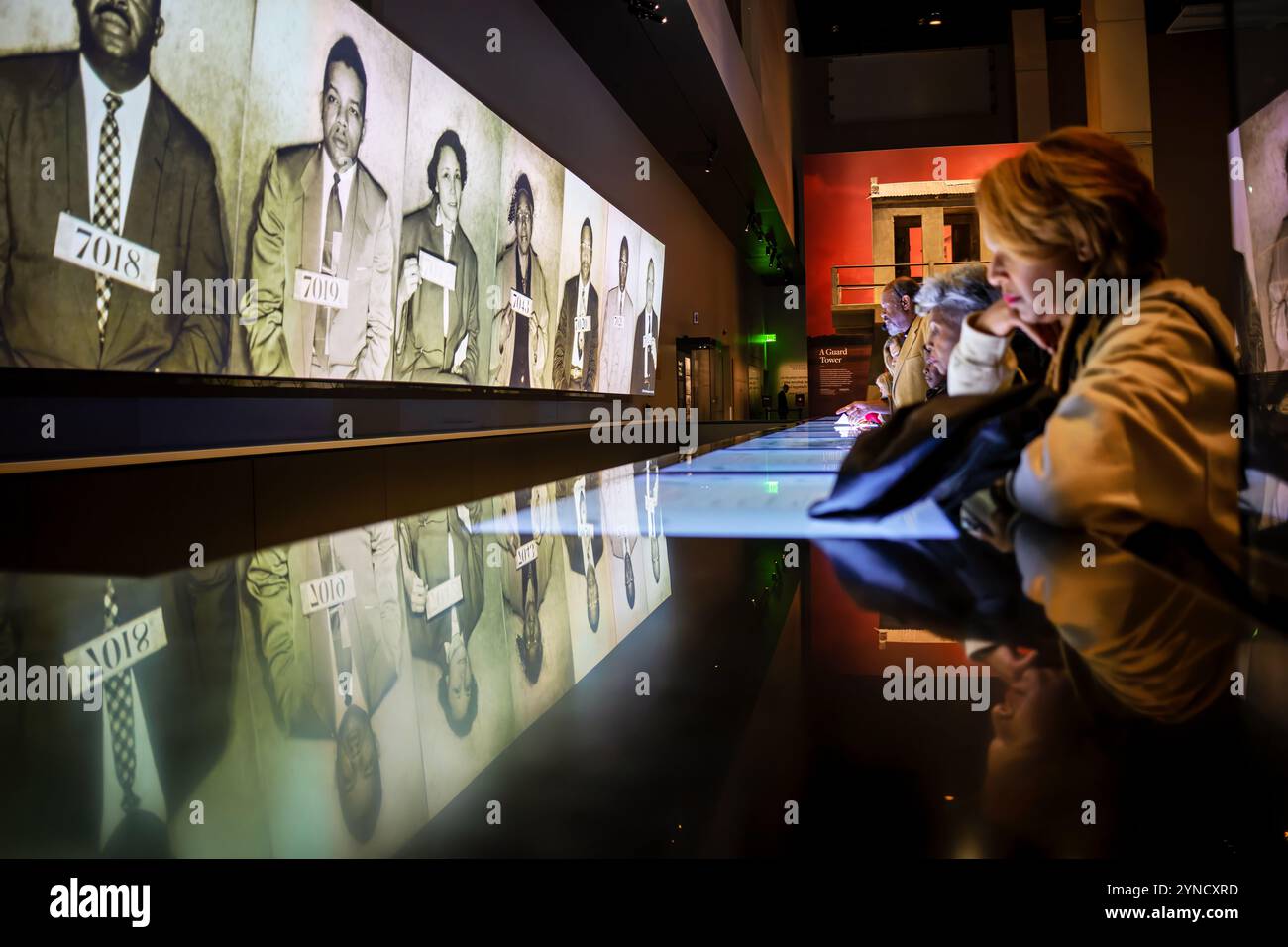 National Museum of African American History Lunch Counter Exhibit Washington DC // WASHINGTON DC — das National Museum of African American History and Culture zeigt eine Ausstellung zum Mittagessen an den Greensboro-Sit-ins von 1960, in denen afroamerikanische Studenten gegen Segregation bei Woolworth protestierten Die interaktive Ausstellung ermöglicht es den Besuchern, wichtige Momente der Bürgerrechtsbewegung und die Taktik gewaltfreier Proteste zu erkunden. Stockfoto