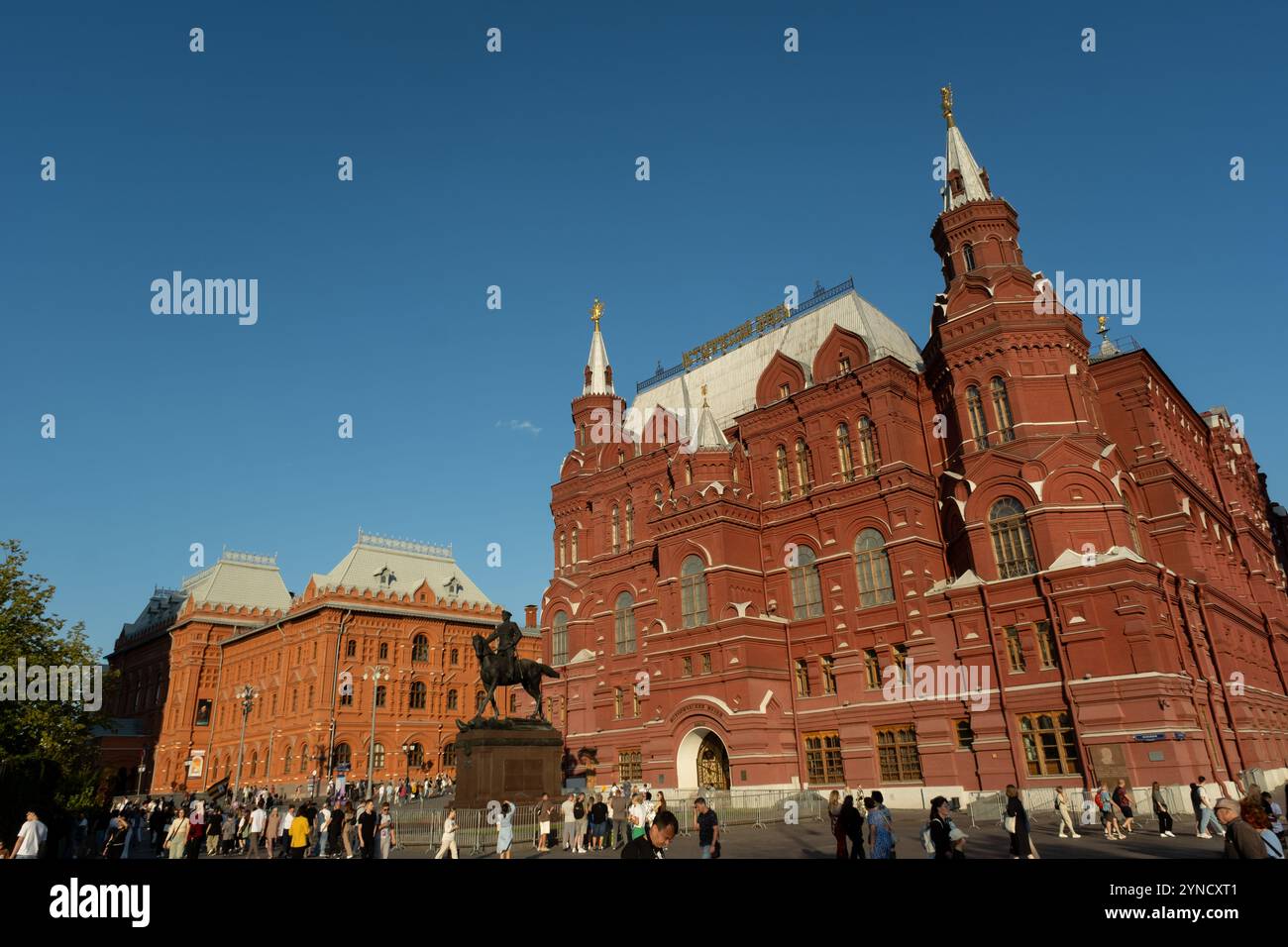 Moskau, Russland - 16. August 2024: Das große Gebäude des Moskauer Historischen Museums auf dem Roten Platz, eine atemberaubende Darstellung der russischen Architektur mit Vibran Stockfoto