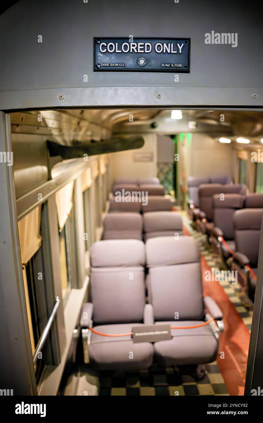 National Museum of African American History Coloured Only Train Car Washington DC // WASHINGTON DC — das National Museum of African American History and Culture zeigt einen erhaltenen ersten Klasse-Zugwagen mit „Colour Only“-Schildern, die Rassentrennung im amerikanischen Eisenbahnverkehr demonstrieren. Die Ausstellung zeigt, wie selbst erstklassige Unterkünfte nach den Jim Crow-Gesetzen getrennt blieben. Dieses historische Zugwageninnere veranschaulicht die systematische Trennung des öffentlichen Verkehrs in Amerika. Stockfoto