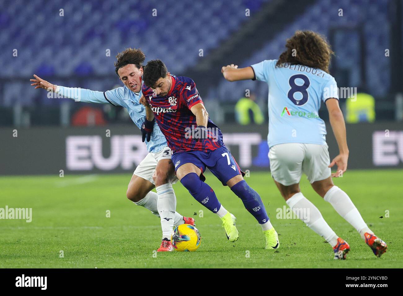 Rom, Italien. November 2024. Luca Pellegrini aus Latium streitet mit Riccardo Orsolini aus Bologna während der italienischen Meisterschaft Serie A Foot um den Ball Stockfoto