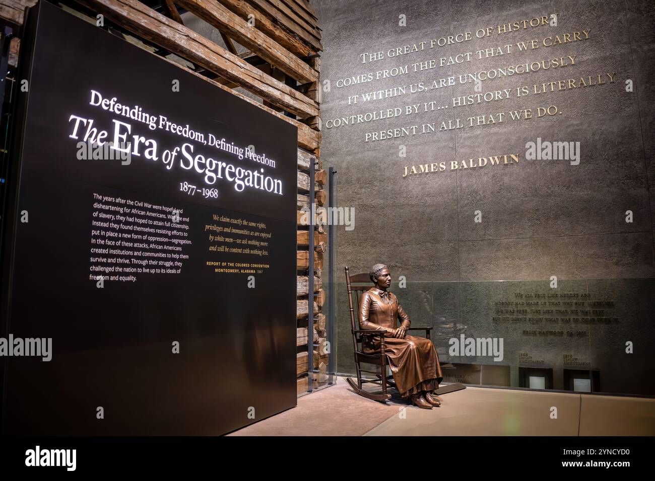 WASHINGTON DC, Vereinigte Staaten – Eine Bronzestatue von Clara Brown, bekannt als „Tante Clara“, markiert den Eingang zur Ausstellung zur Ära der Segregation des National Museum of African American History and Culture. Die sitzende Figur erinnert an Browns Rolle als bahnbrechende afroamerikanische Geschäftsfrau im Colorado-Territorium nach ihrer Emanzipation. Die Statue stellt die Ausstellung des Museums über das afroamerikanische Leben von 1877 bis 1968 vor. Stockfoto