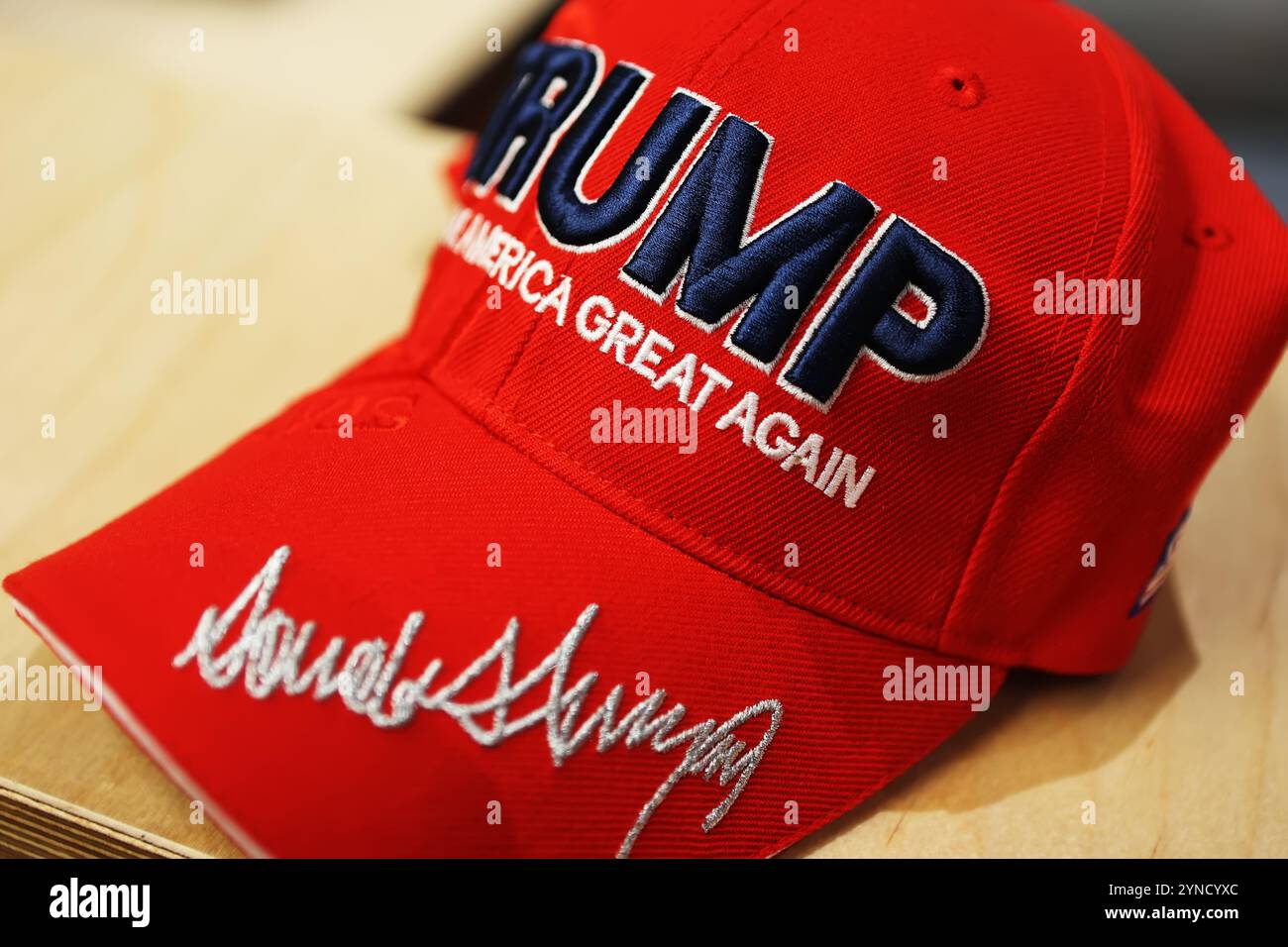 Kiew, Ukraine - 5. November 2024: Nahaufnahme eines leuchtend roten „Make America Great Again“-Hutes mit gesticktem Text, der die Unterstützung für Donald Trump symbolisiert Stockfoto