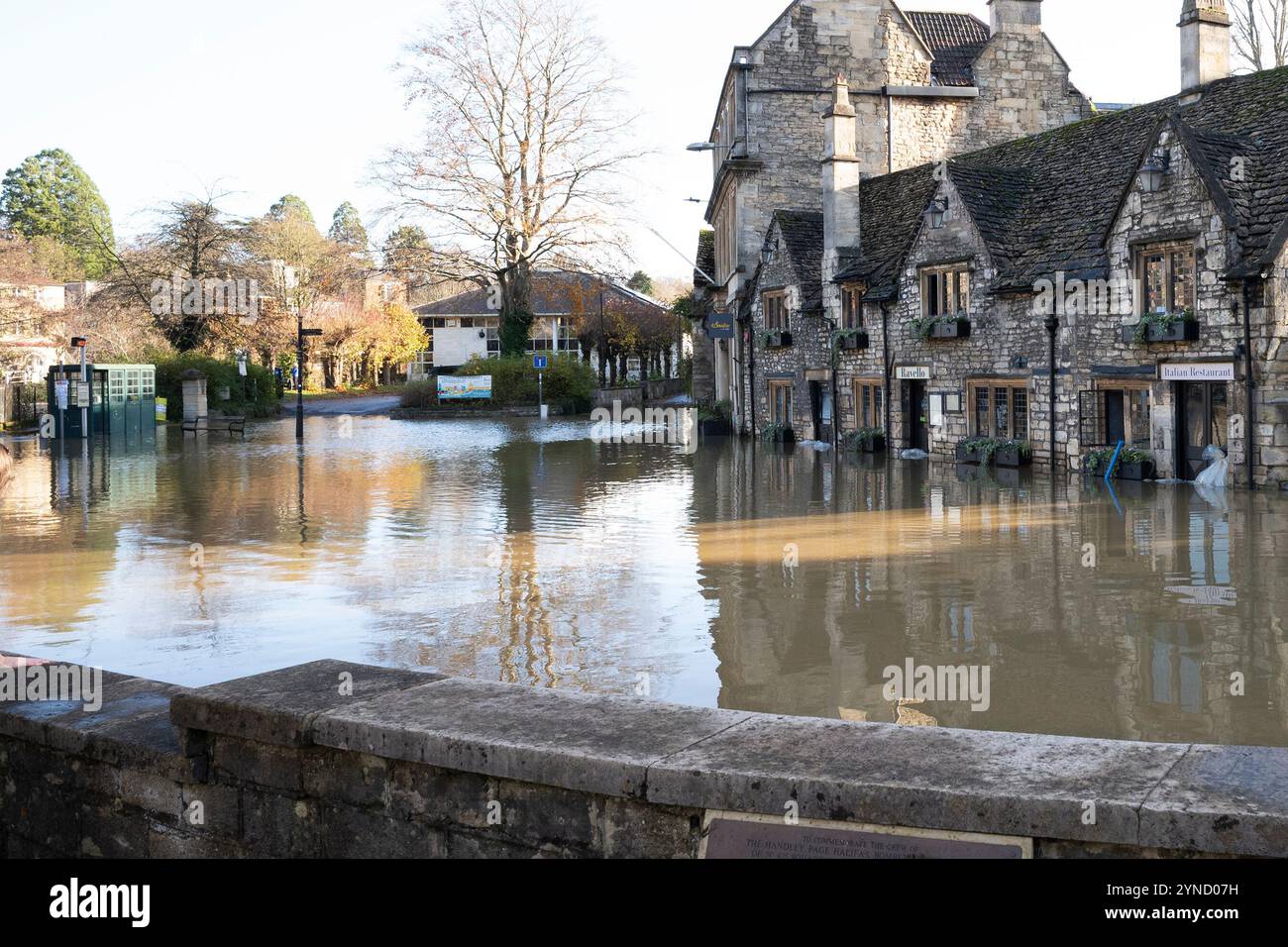 Heute ist der Fluss Avon bei Bradford-on-Avon, Bath, Somerset, Großbritannien. Erreicht heute am 25. November 2024 mit 3,44 Metern den höchsten Hochwasserstand. Grund zur Sorge gibt es, da eine Überschwemmung des Grundstücks möglich ist, wenn das Wasser einen Wasserstand über 2,20 Meter erreicht! Stockfoto