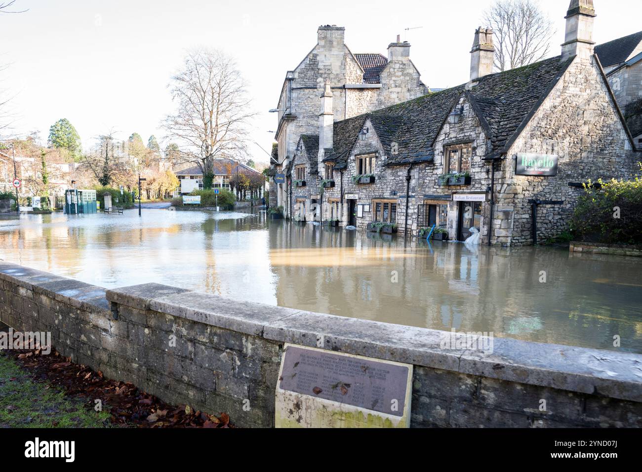 Heute ist der Fluss Avon bei Bradford-on-Avon, Bath, Somerset, Großbritannien. Erreicht heute am 25. November 2024 mit 3,44 Metern den höchsten Hochwasserstand. Grund zur Sorge gibt es, da eine Überschwemmung des Grundstücks möglich ist, wenn das Wasser einen Wasserstand über 2,20 Meter erreicht! Stockfoto