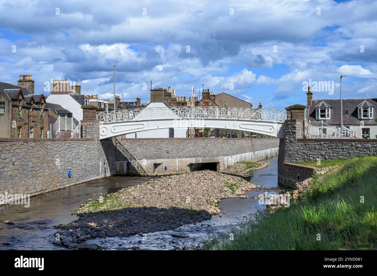 Fußgängerbrücke aus weißem Eisen über Carron Water von der Cameron Street zur Arbuthnott Street, Stonehaven, Aberdeenshire, Schottland, Vereinigtes Königreich, Europa Stockfoto