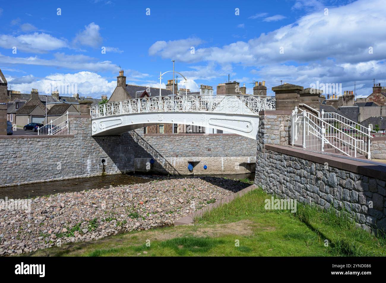 Fußgängerbrücke aus weißem Eisen über Carron Water von der Cameron Street zur Arbuthnott Street, Stonehaven, Aberdeenshire, Schottland, Vereinigtes Königreich, Europa Stockfoto