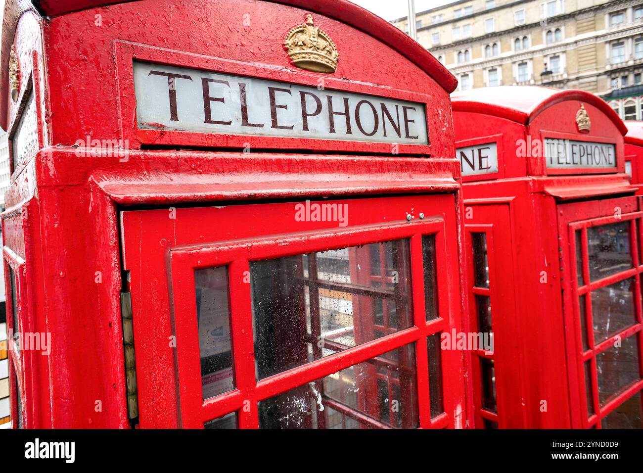 LONDON, England – historische rote Telefonzellen stehen als ikonische britische Wahrzeichen in Westminster. Diese K6-Telefonzellen wurden von Sir Giles GI entworfen Stockfoto