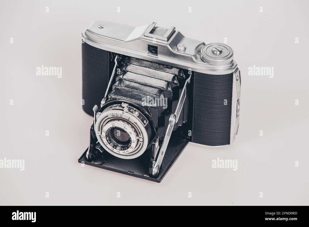 Alte 20tn Jahrhunderte Fotokamera mit einziehbarer Lanze, heller Hintergrund Stockfoto