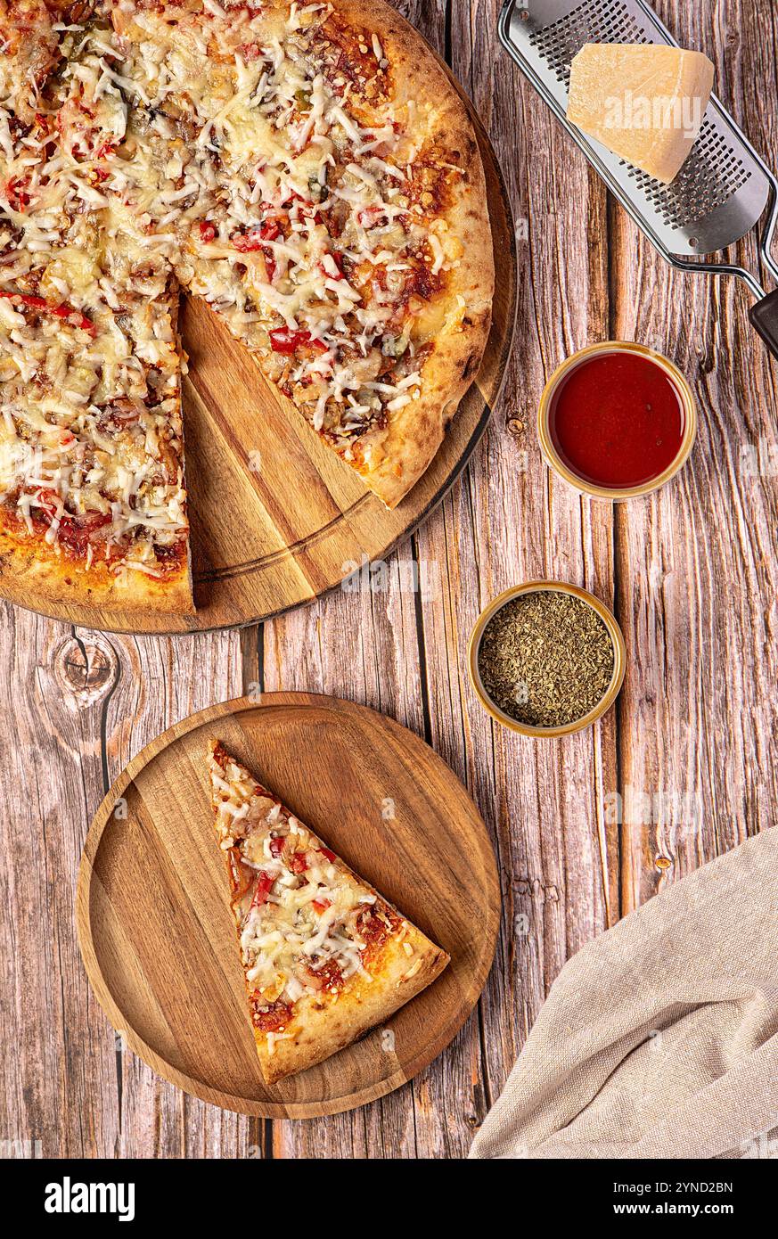 Lebensmittelfotografie von Pizza mit Mozzarella, Cheddar-Käse, Parmesan, Chili, BBQ-Sauce, Pulled Pork, Gourmet, italienische Küche, Essen, rustikaler Stil Stockfoto