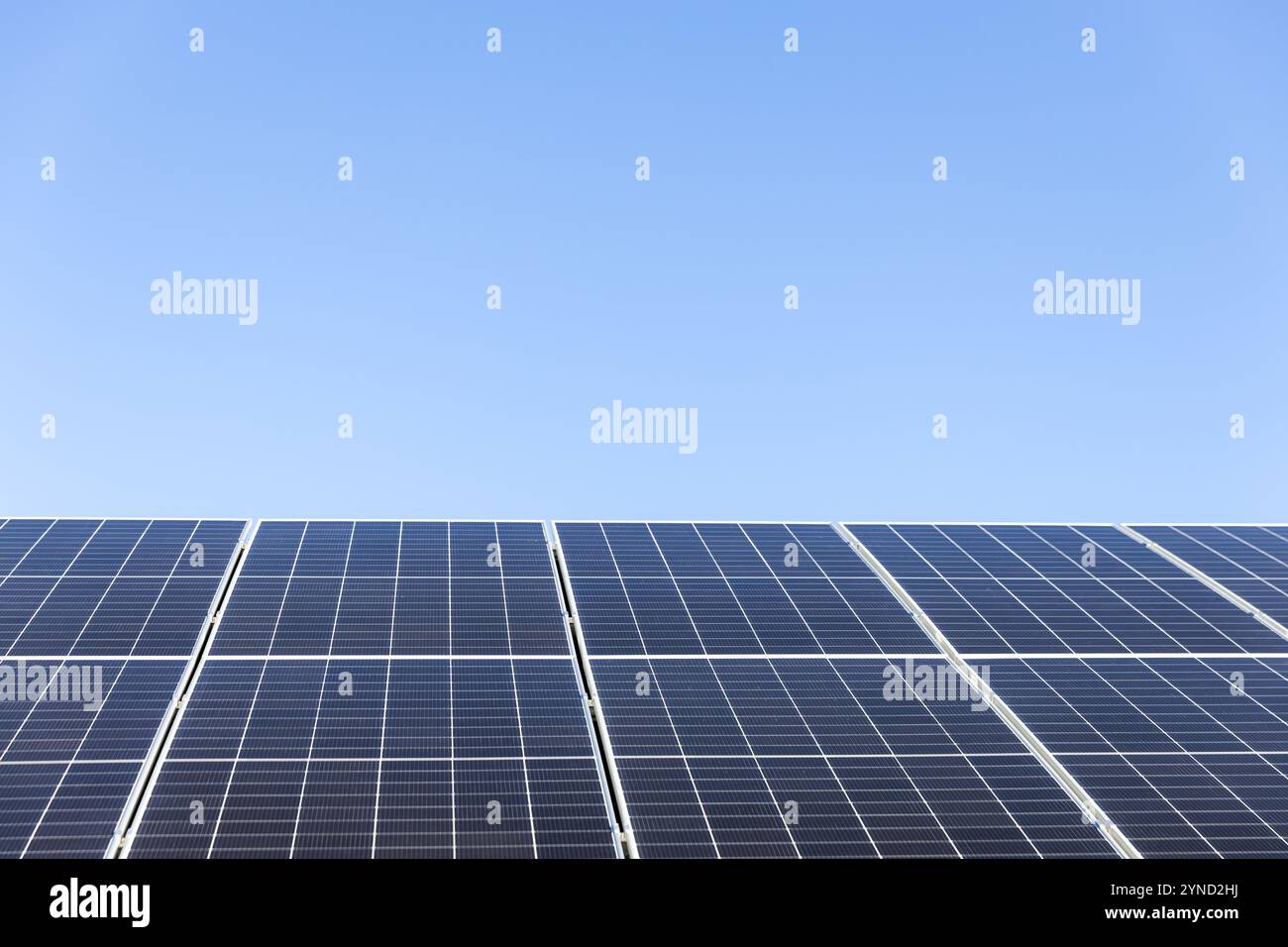 Luftaufnahme von Solarzellen auf klarem blauem Himmelhintergrund. Sauberes Konzept für alternative Energie, nachhaltige Ressourcen. Modernes Haus, Solarscheibe Stockfoto