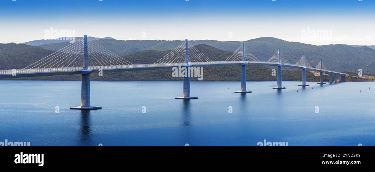 Die Peljesac-Brücke in Kroatien verbindet die Peljesac-Halbinsel mit dem Festland und umgeht Bosnien. Es ist 2,4 km lang und bietet einen atemberaubenden Blick auf die Adriati Stockfoto