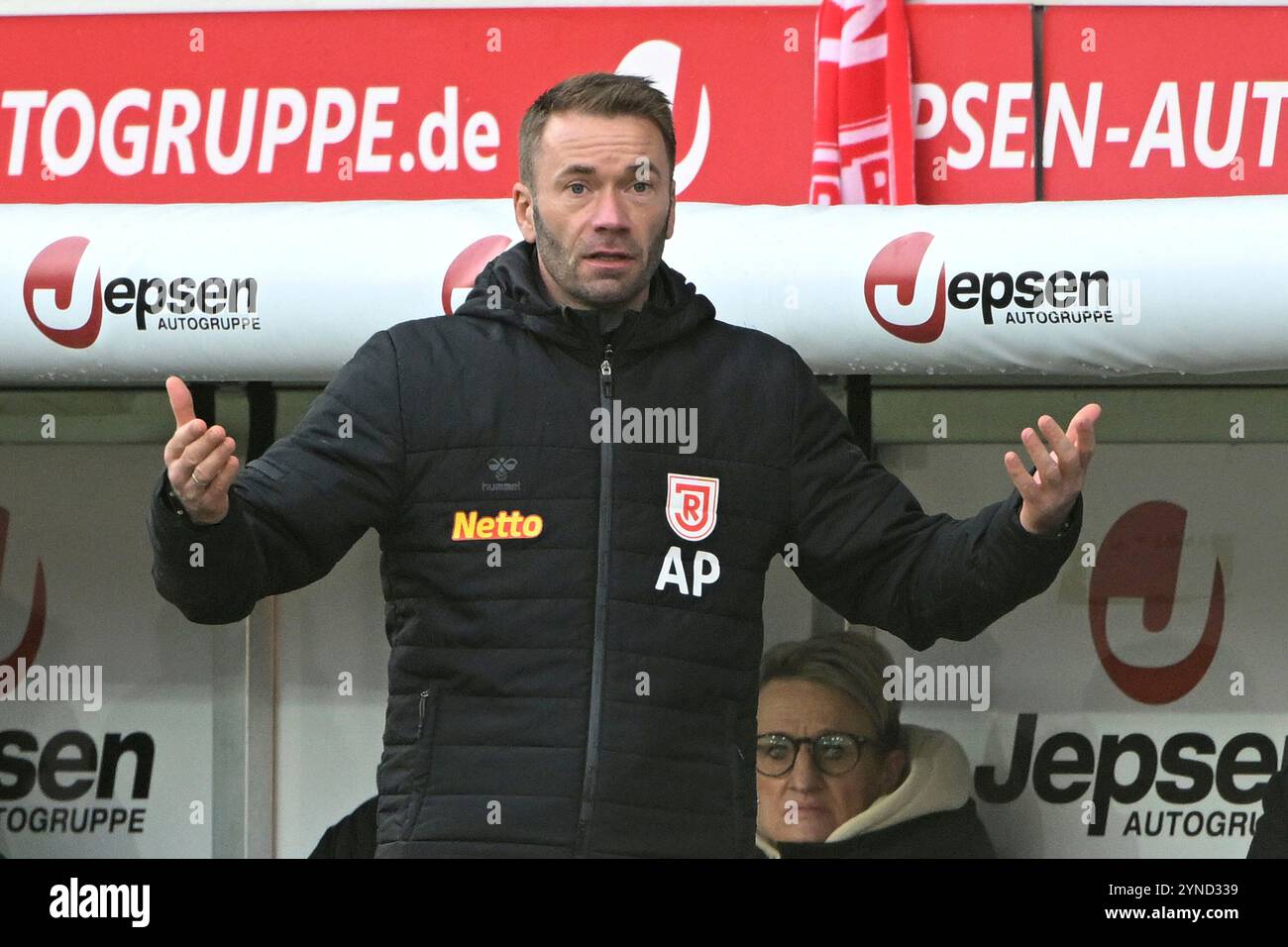 Regensburg, Deutschland. November 2024. Fussball; Spieltag 13; 2. Bundesliga; Saison 2024/2025; Jahn Regensburg gegen den FC Magdeburg am 24.11.2024 in Regensburg UBz: 99 Trainer Andreas Patz, Jahn Regensburg. Breite die Arme aus. Anzeigen. Ratlos. Quelle: dpa/Alamy Live News Stockfoto