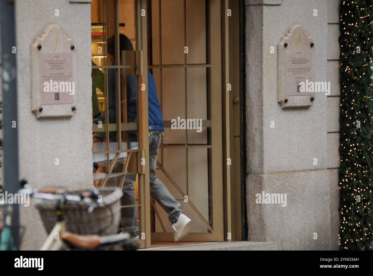 Mailand, 25.11.2024 Shopping im Zentrum von Yann Sommer, Torhüter von Inter und der Schweizer Nationalmannschaft. Hier ist er mit seiner Tochter Nayla in Cartier, dem renommierten Juweliergeschäft an der Via Montenapoleone. Stockfoto