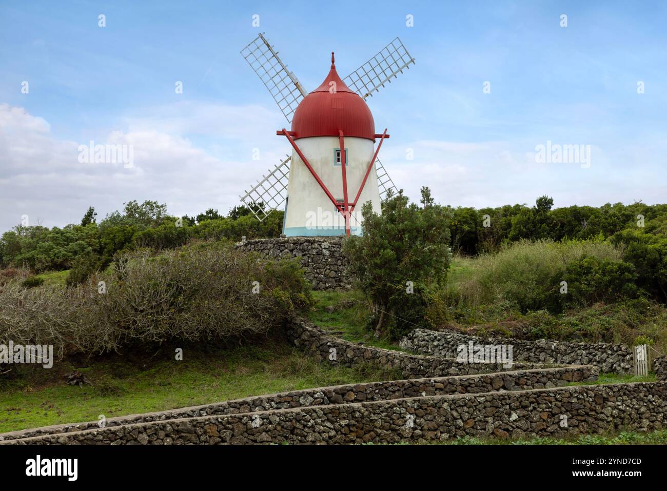 Eine traditionelle Windmühle im Dorf Fontes auf der Insel Graciosa auf den Azoren. Stockfoto