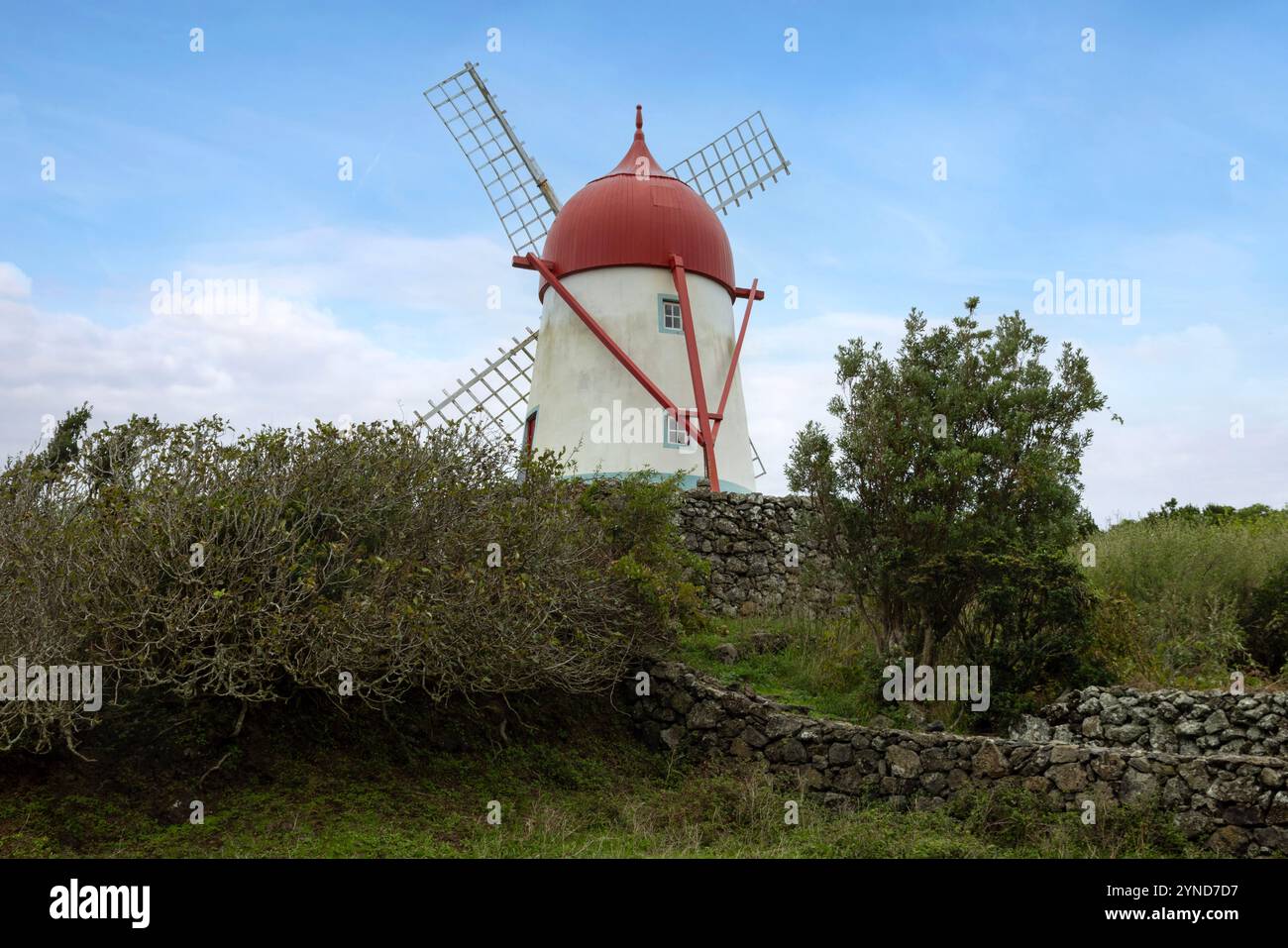 Eine traditionelle Windmühle im Dorf Fontes auf der Insel Graciosa auf den Azoren. Stockfoto