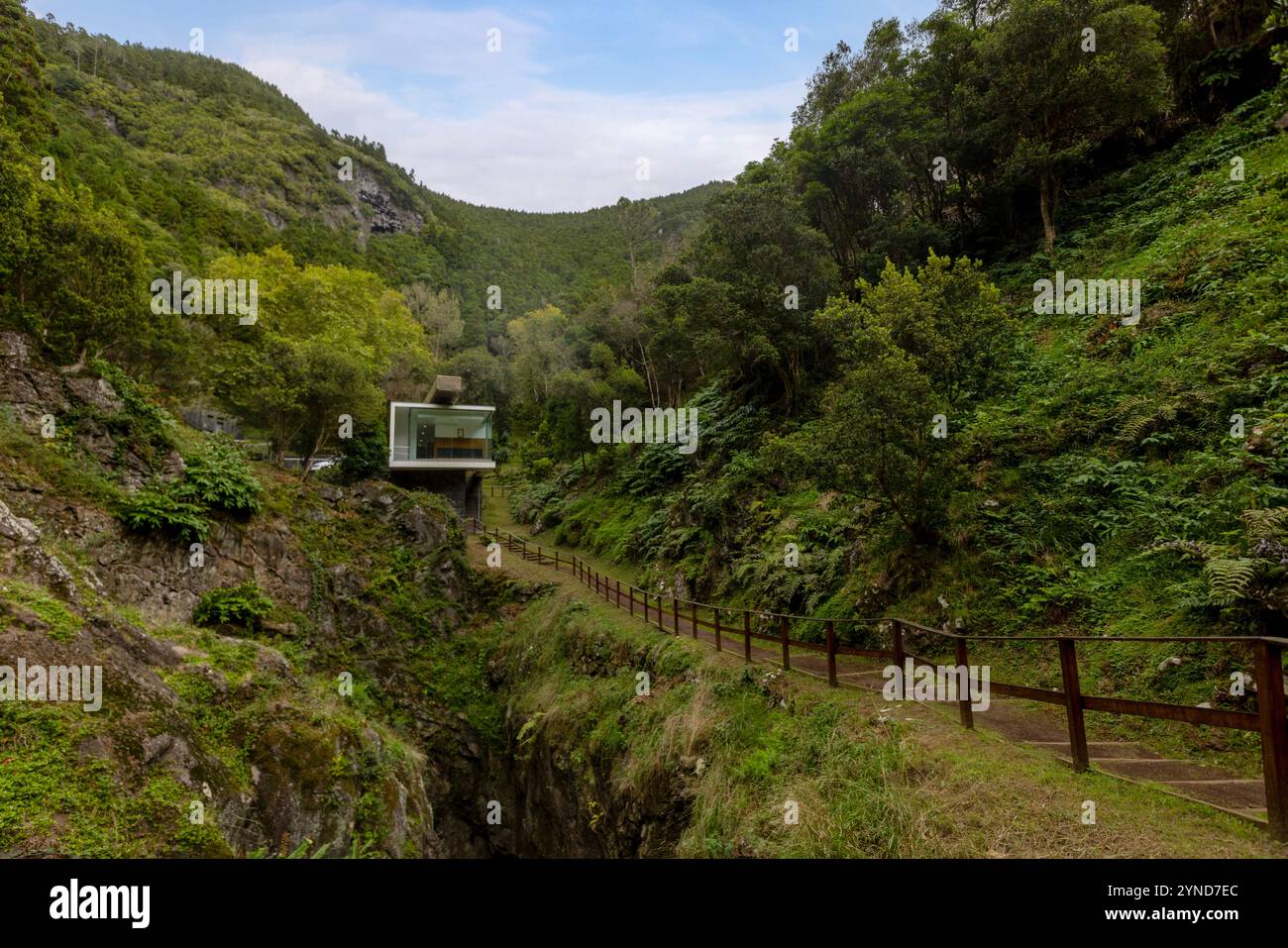 Die Furna do Enxofre, die sich im südöstlichen Teil der Caldeira da Ilha Graciosa auf der Insel Graciosa auf den Azoren befindet, ist eine beeindruckende Lavahöhle. Stockfoto