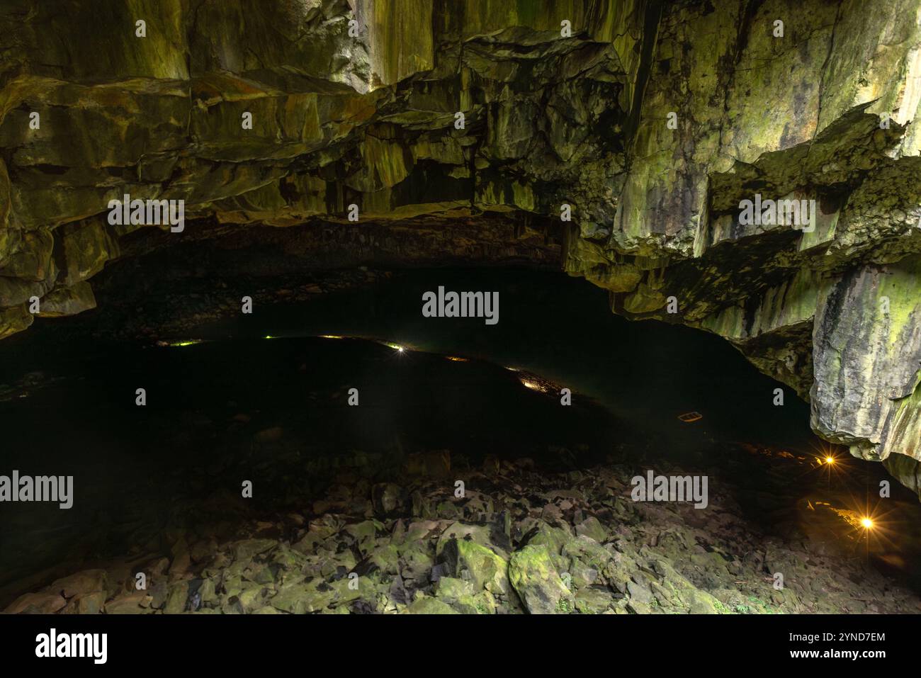 Die Furna do Enxofre, die sich im südöstlichen Teil der Caldeira da Ilha Graciosa auf der Insel Graciosa auf den Azoren befindet, ist eine beeindruckende Lavahöhle. Stockfoto