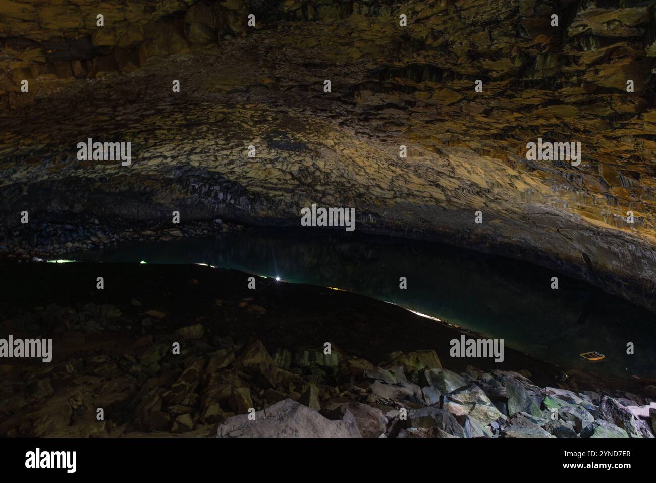 Die Furna do Enxofre, die sich im südöstlichen Teil der Caldeira da Ilha Graciosa auf der Insel Graciosa auf den Azoren befindet, ist eine beeindruckende Lavahöhle. Stockfoto
